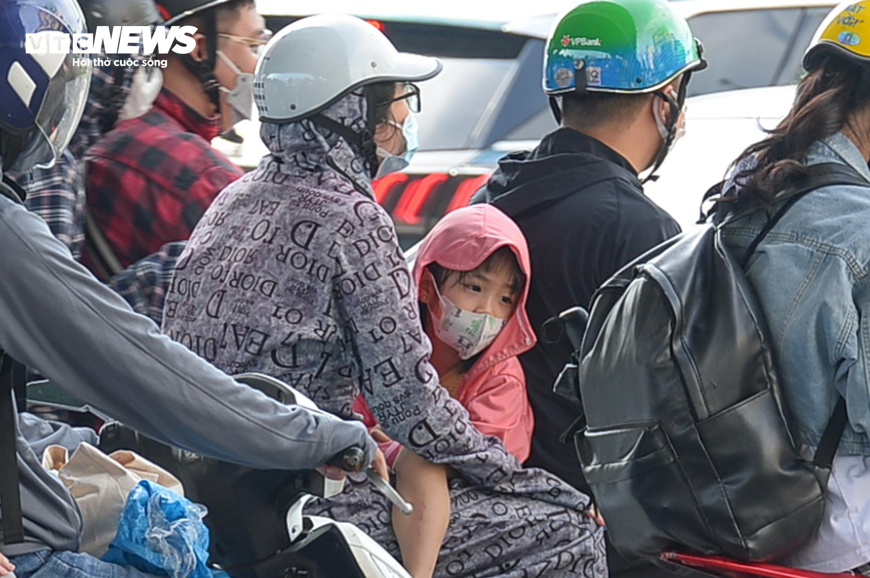 Trời nắng gay gắt, trẻ nhỏ mệt nhoài theo cha mẹ trở lại Hà Nội - 6