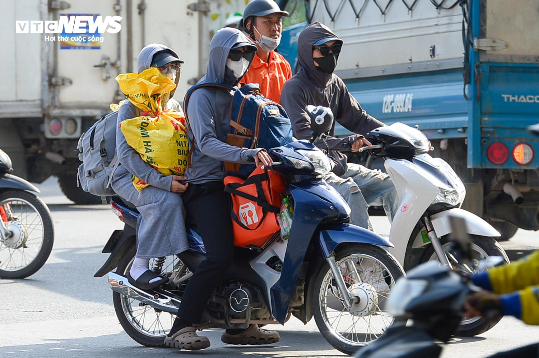 Trời nắng gay gắt, trẻ nhỏ mệt nhoài theo cha mẹ trở lại Hà Nội - 9