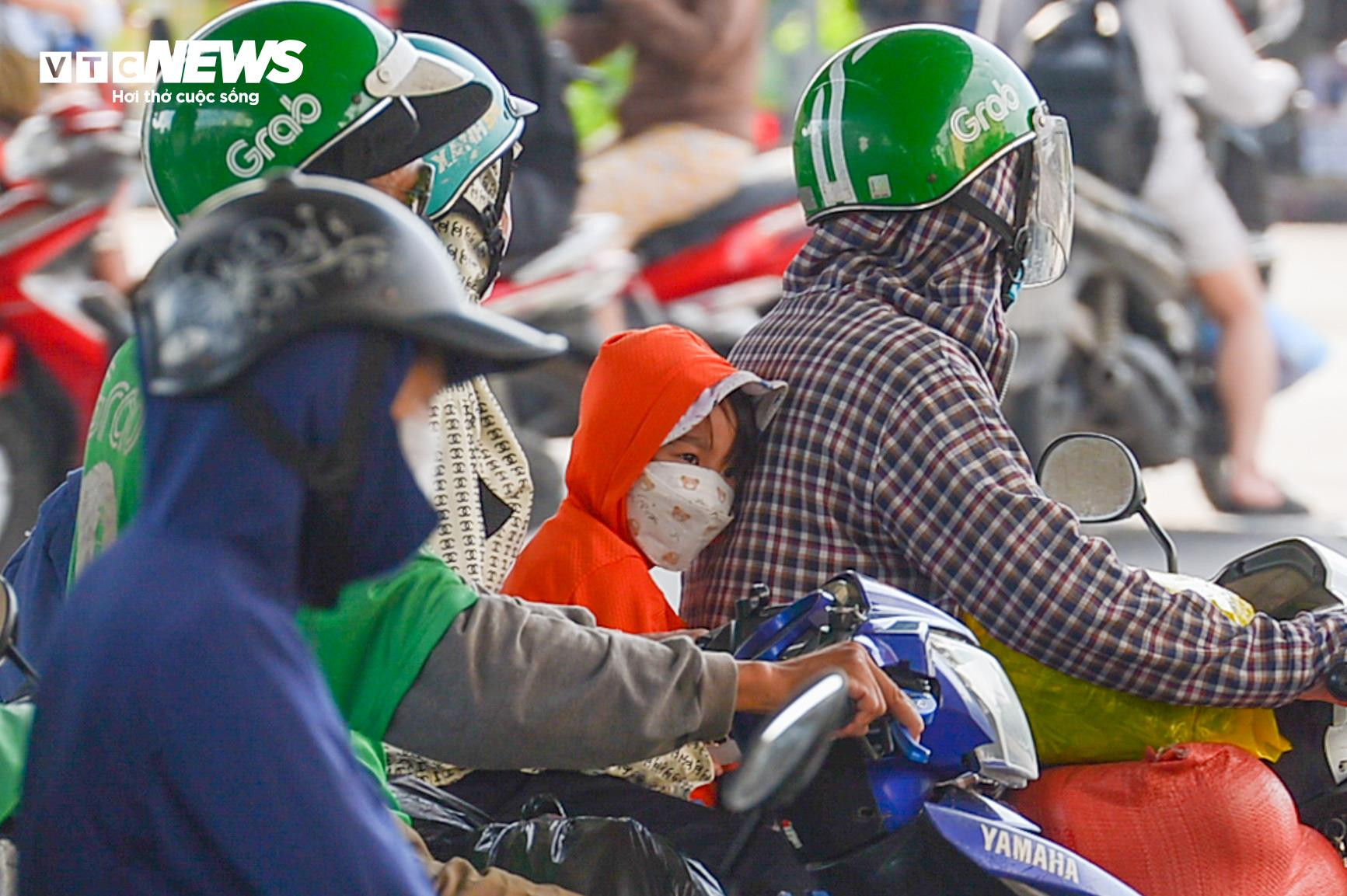 Trời nắng gay gắt, trẻ nhỏ mệt nhoài theo cha mẹ trở lại Hà Nội - 7