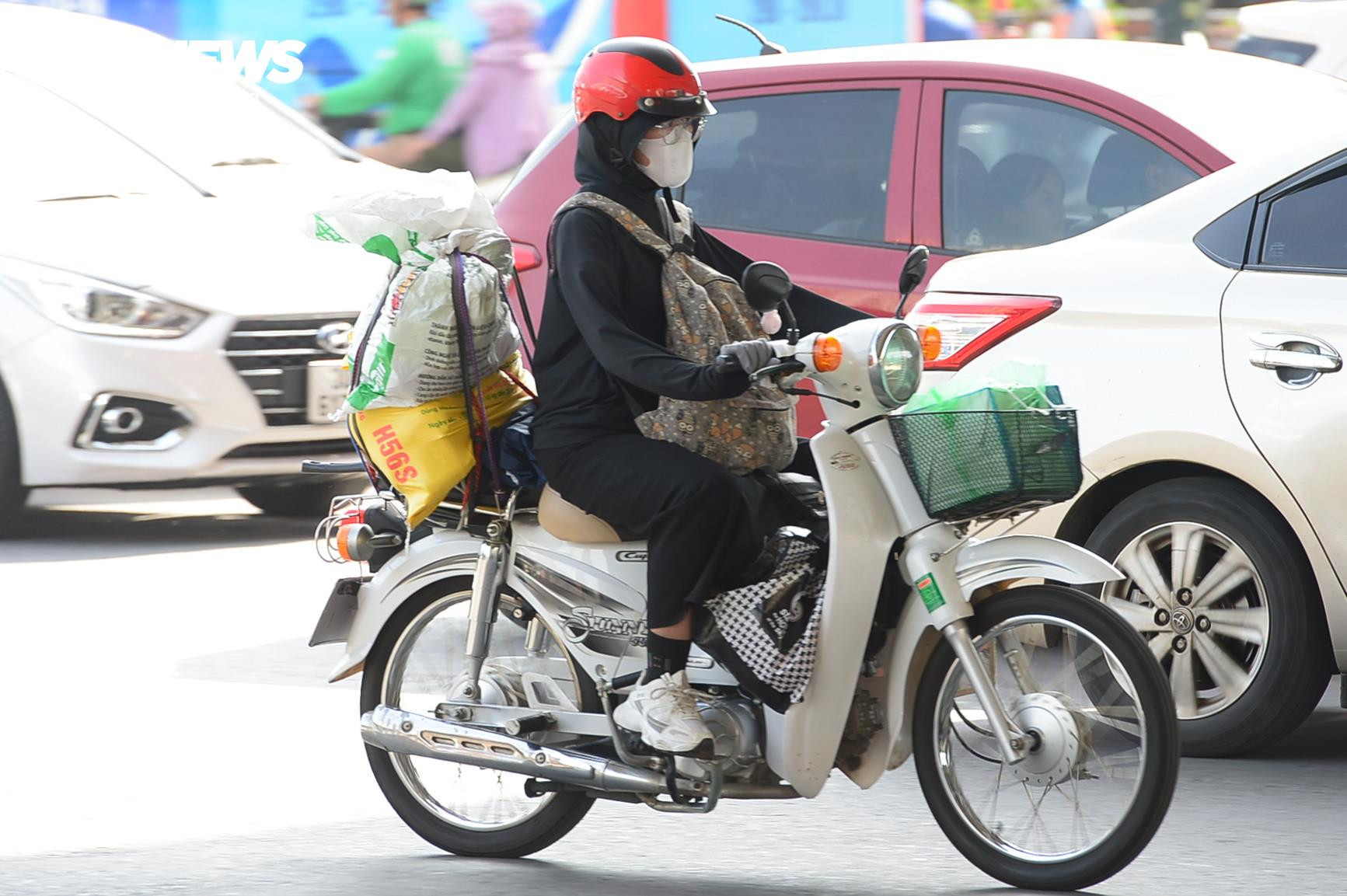 Trời nắng gay gắt, trẻ nhỏ mệt nhoài theo cha mẹ trở lại Hà Nội - 10