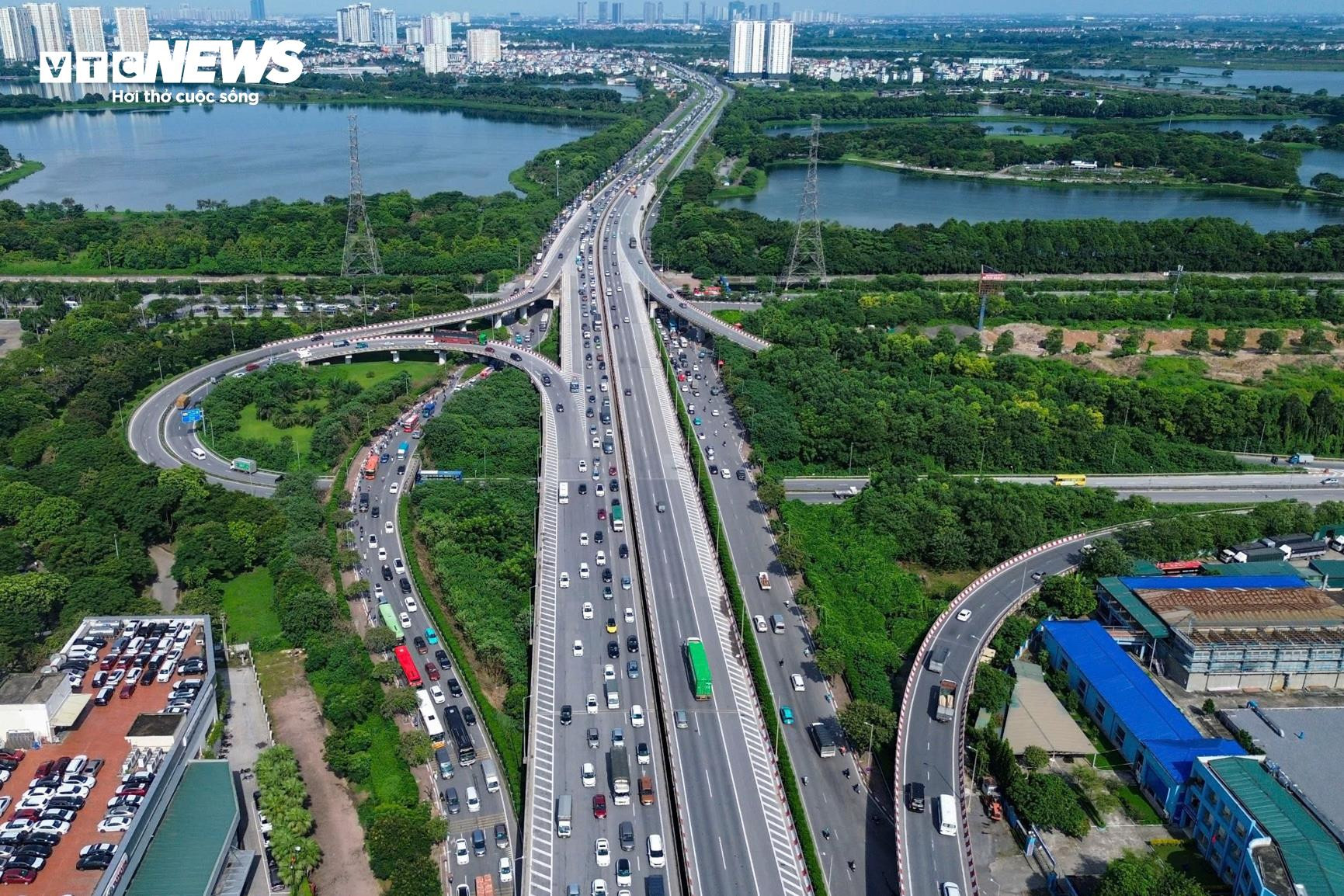 Trời nắng gay gắt, trẻ nhỏ mệt nhoài theo cha mẹ trở lại Hà Nội - 2