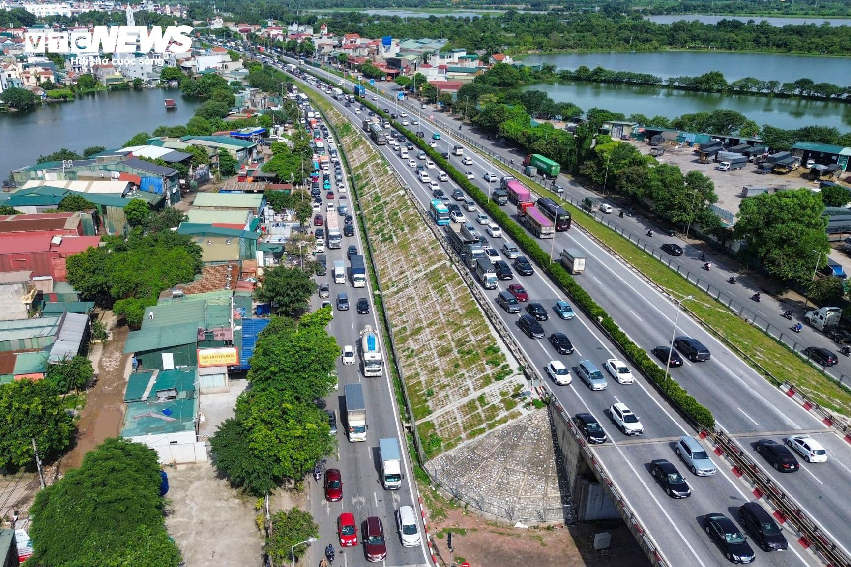 Trời nắng gay gắt, trẻ nhỏ mệt nhoài theo cha mẹ trở lại Hà Nội - 14