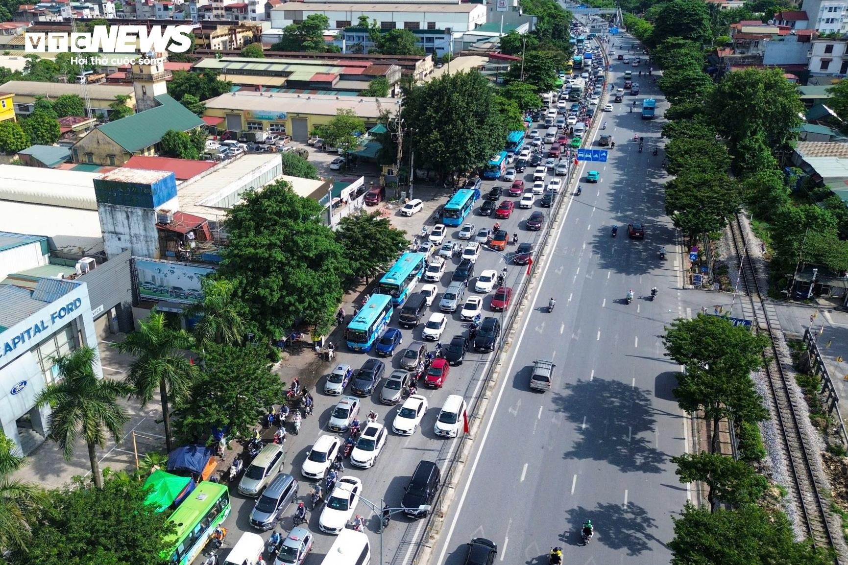 Trời nắng gay gắt, trẻ nhỏ mệt nhoài theo cha mẹ trở lại Hà Nội - 3