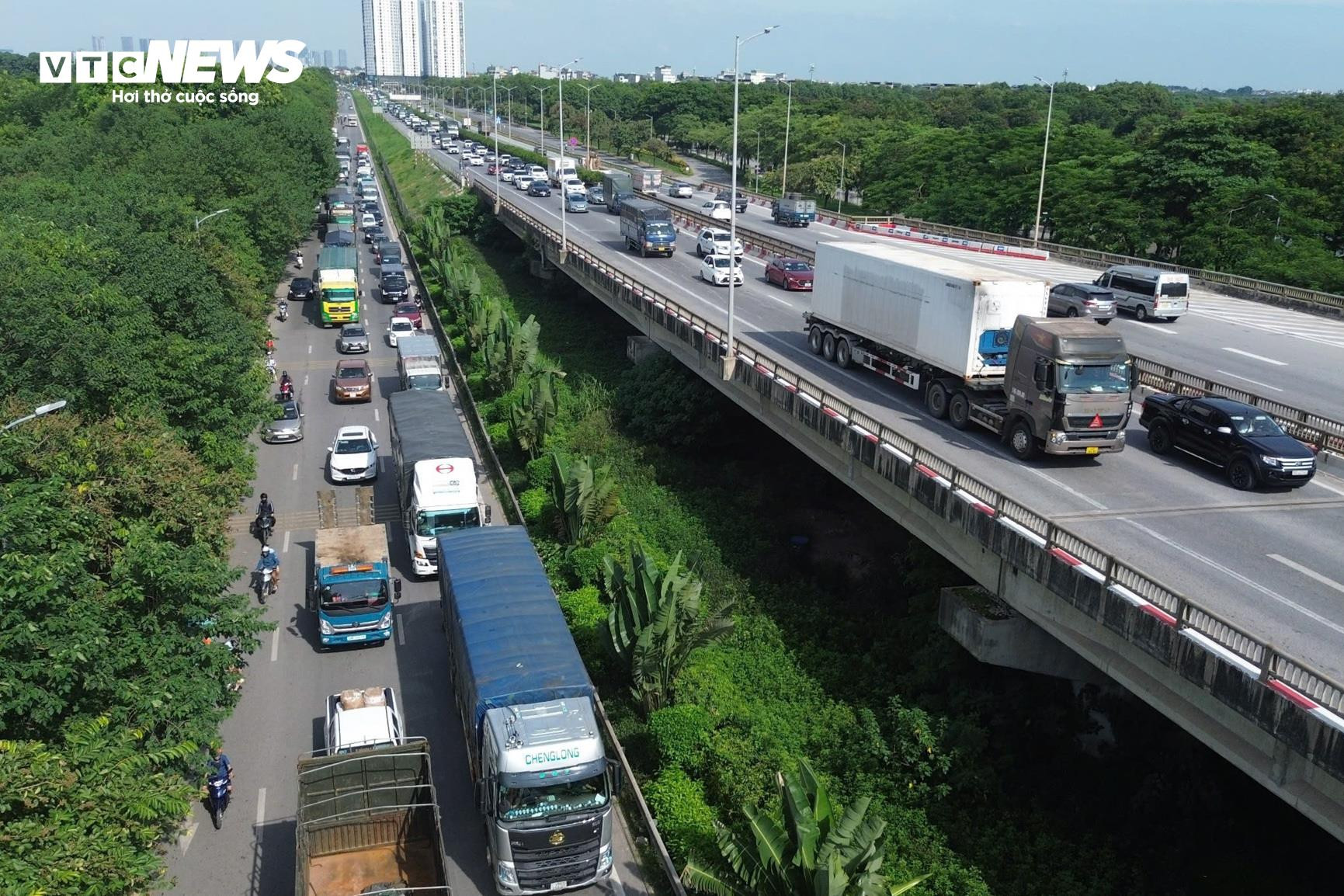 Trời nắng gay gắt, trẻ nhỏ mệt nhoài theo cha mẹ trở lại Hà Nội - 15