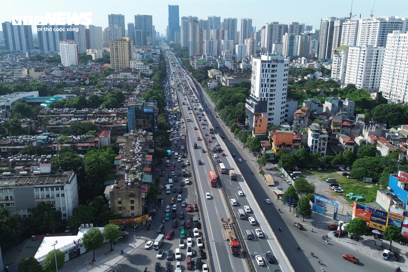 Trời nắng gay gắt, trẻ nhỏ mệt nhoài theo cha mẹ trở lại Hà Nội - 12