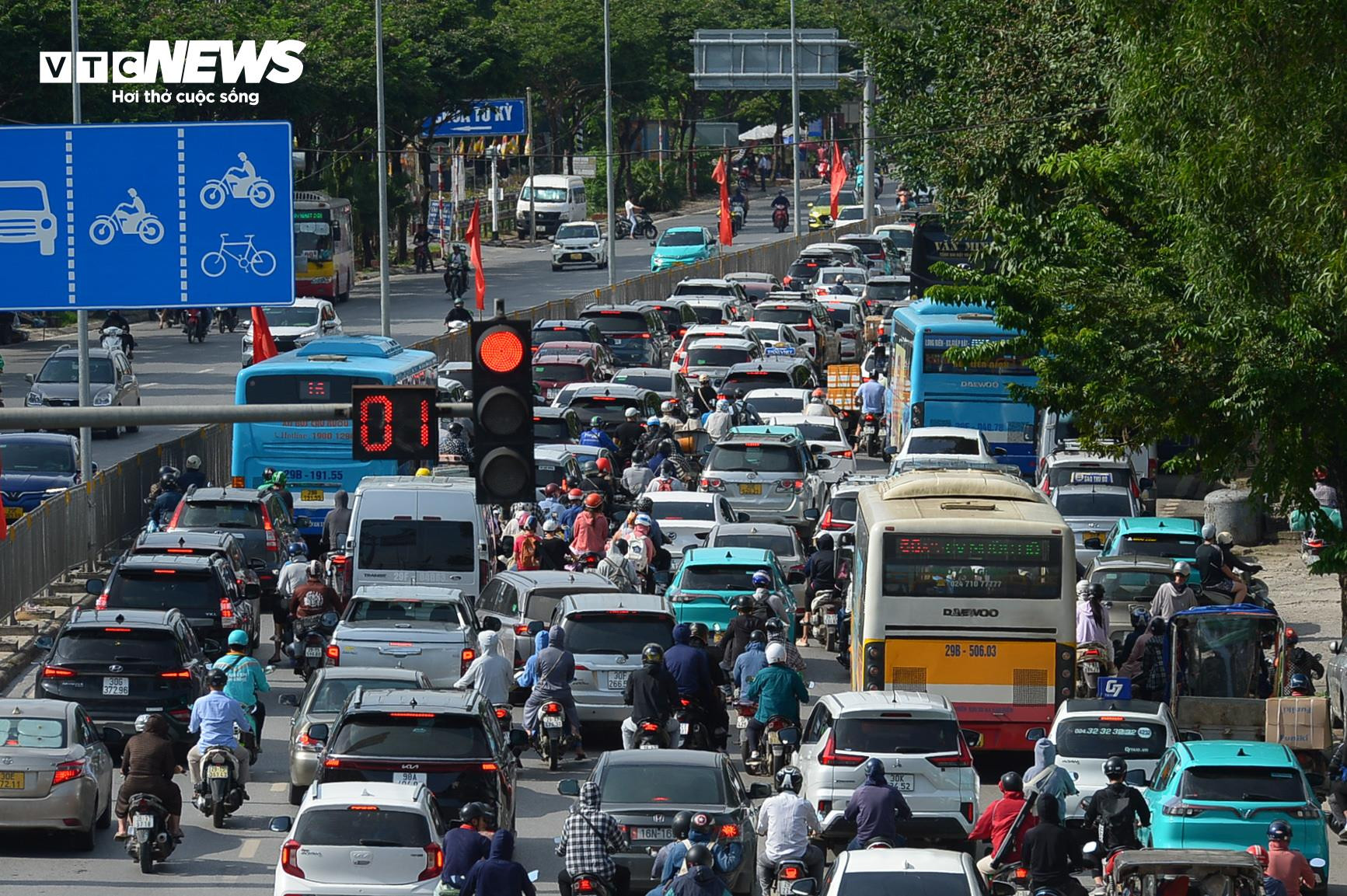 Trời nắng gay gắt, trẻ nhỏ mệt nhoài theo cha mẹ trở lại Hà Nội - 4