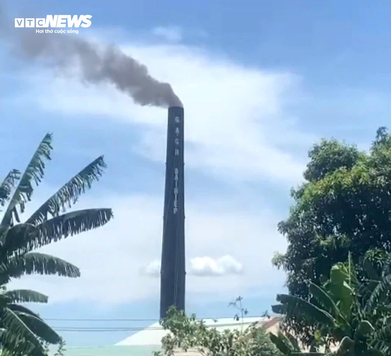 Nhà máy gạch ‘bức tử’ môi trường, dân đóng cửa nhà cả ngày lẫn đêm - 1