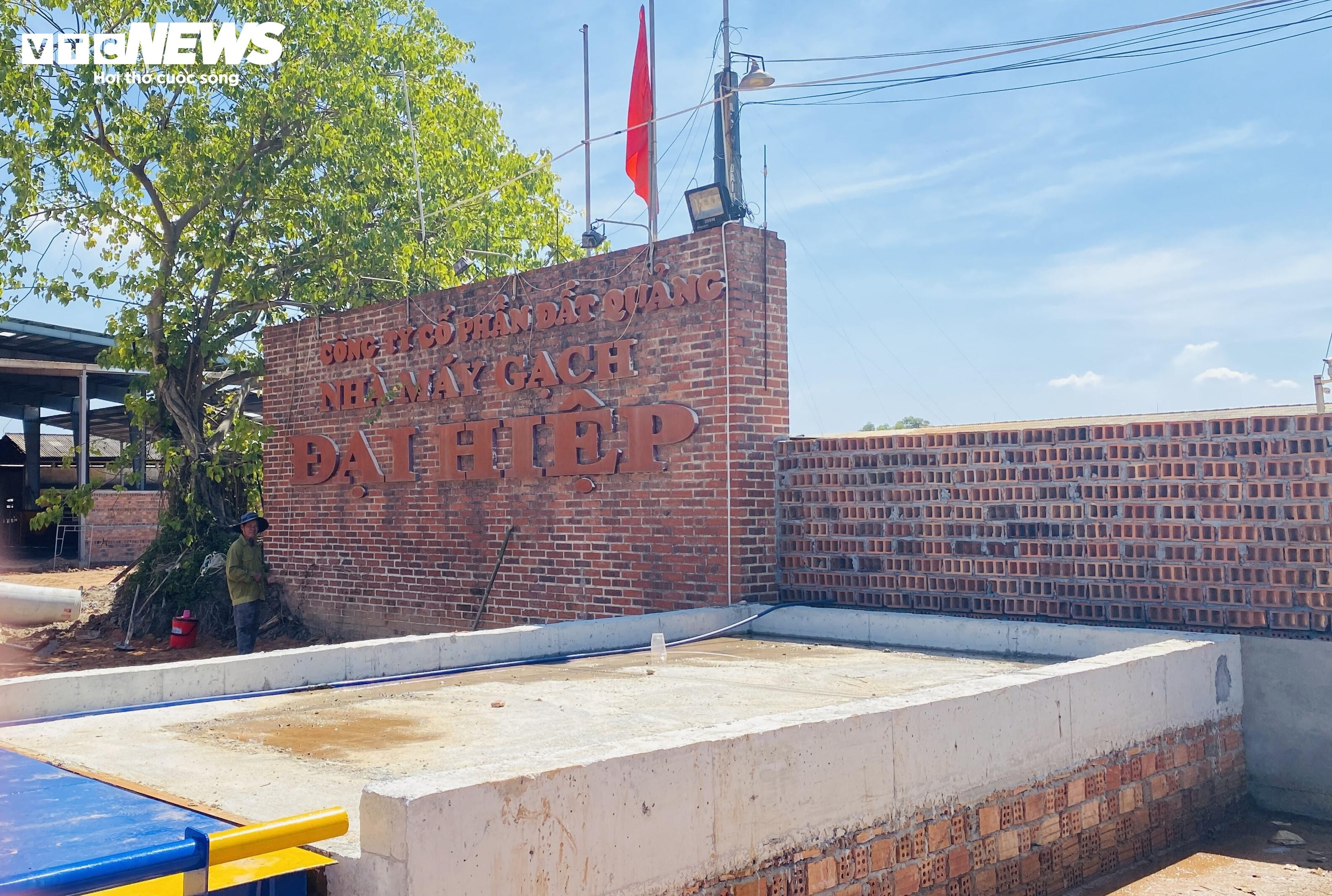 Nhà máy gạch ‘bức tử’ môi trường, dân đóng cửa nhà cả ngày lẫn đêm - 2