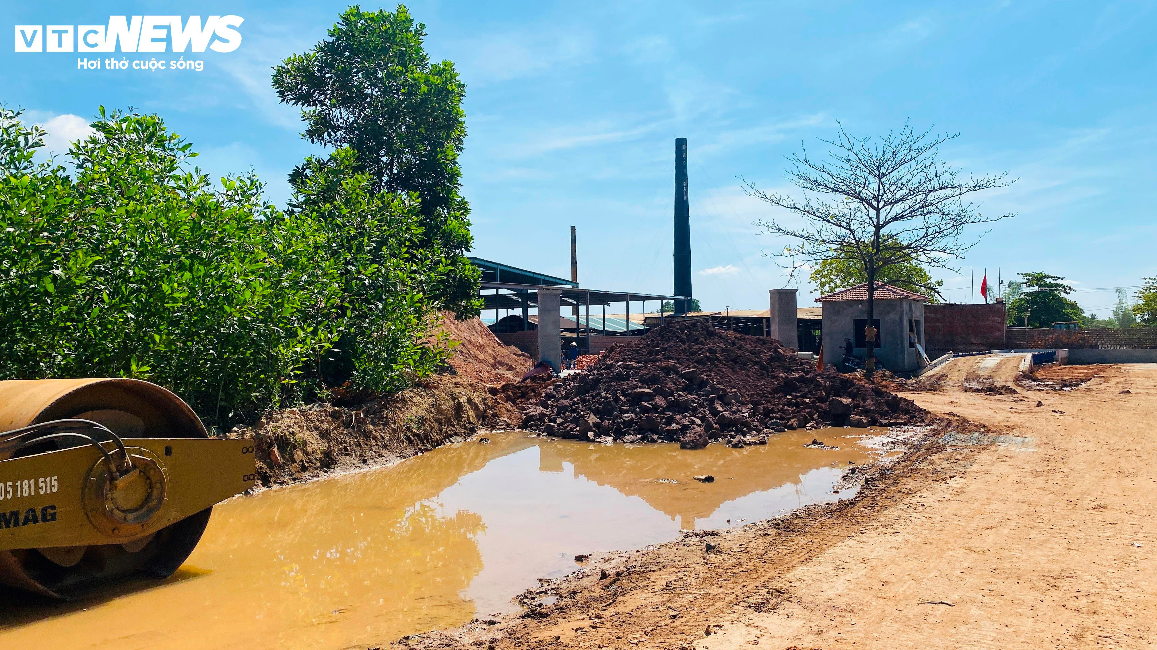 Nhà máy gạch ‘bức tử’ môi trường, dân đóng cửa nhà cả ngày lẫn đêm - 5