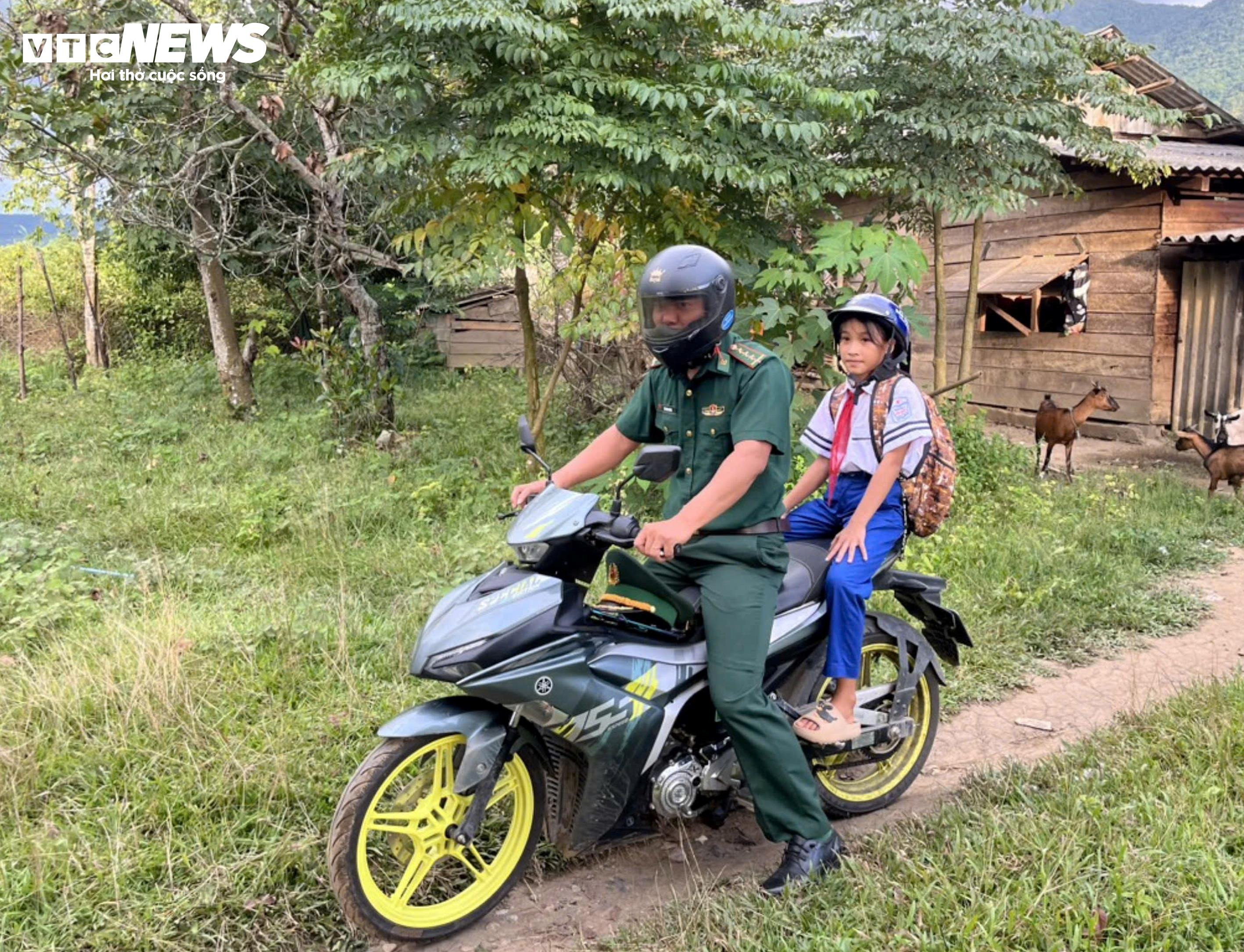 Lính biên phòng cõng học sinh vượt suối, băng rừng đến trường khai giảng - 4