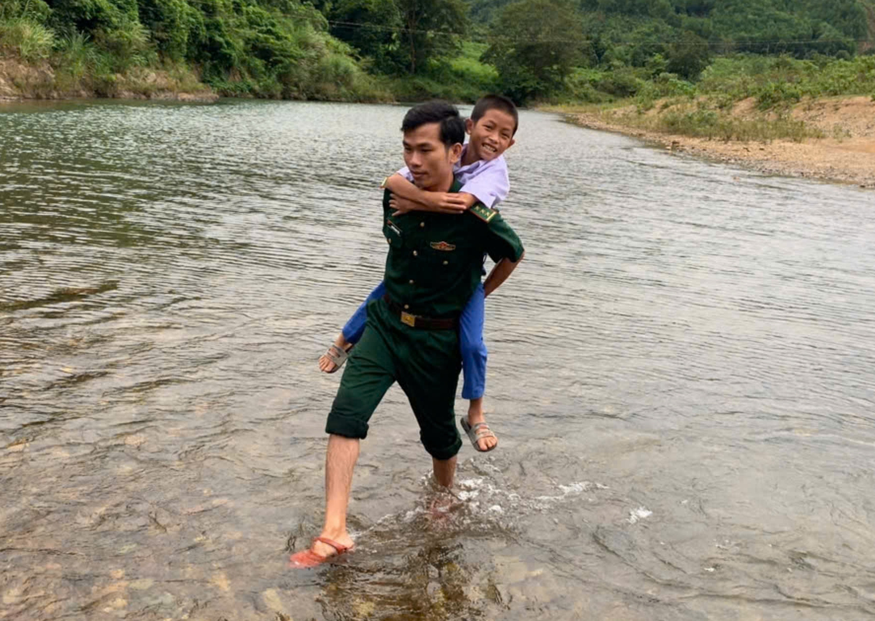 Lính biên phòng cõng học sinh vượt suối, băng rừng đến trường khai giảng - 5