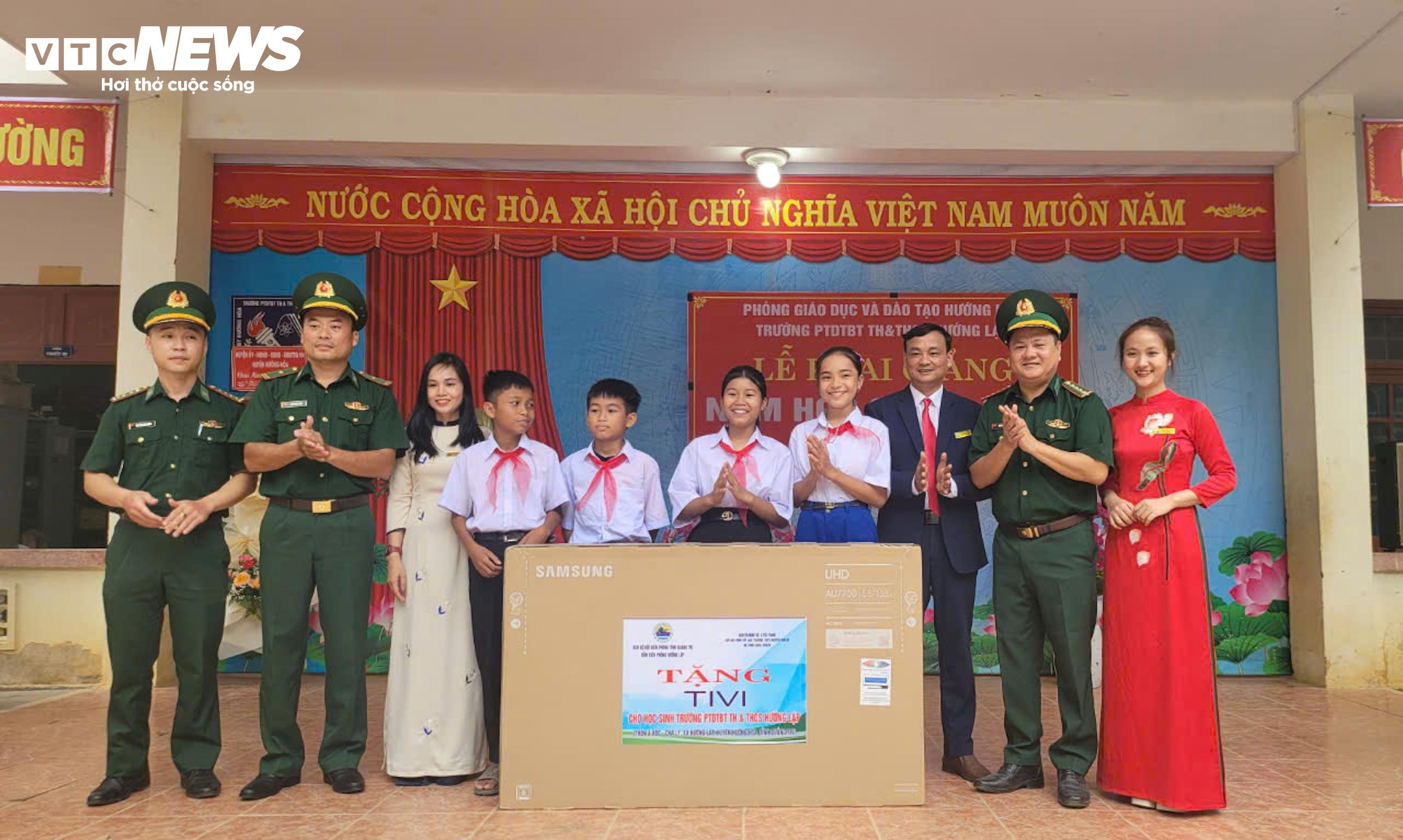 Lính biên phòng cõng học sinh vượt suối, băng rừng đến trường khai giảng - 11