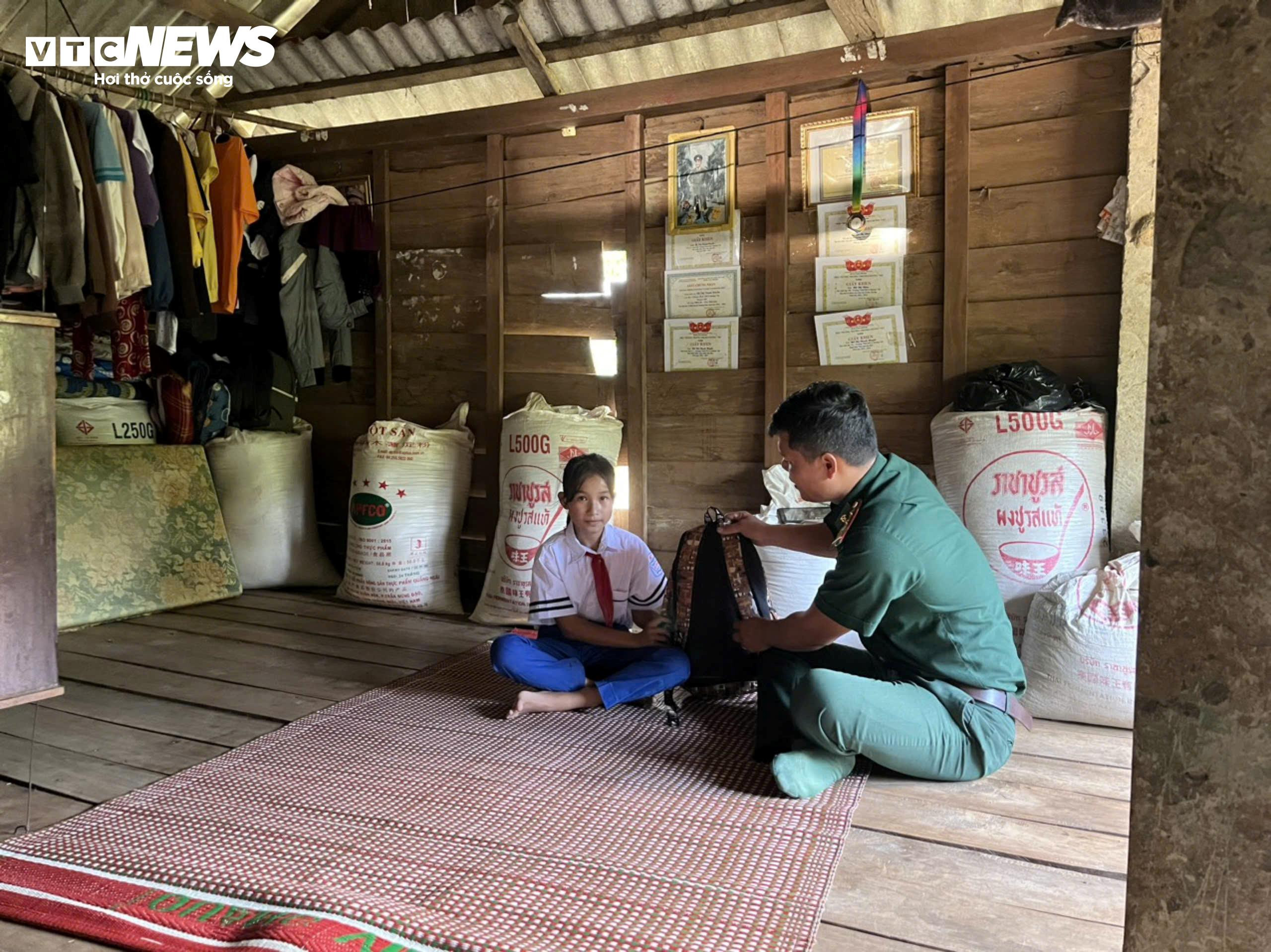 Lính biên phòng cõng học sinh vượt suối, băng rừng đến trường khai giảng - 10