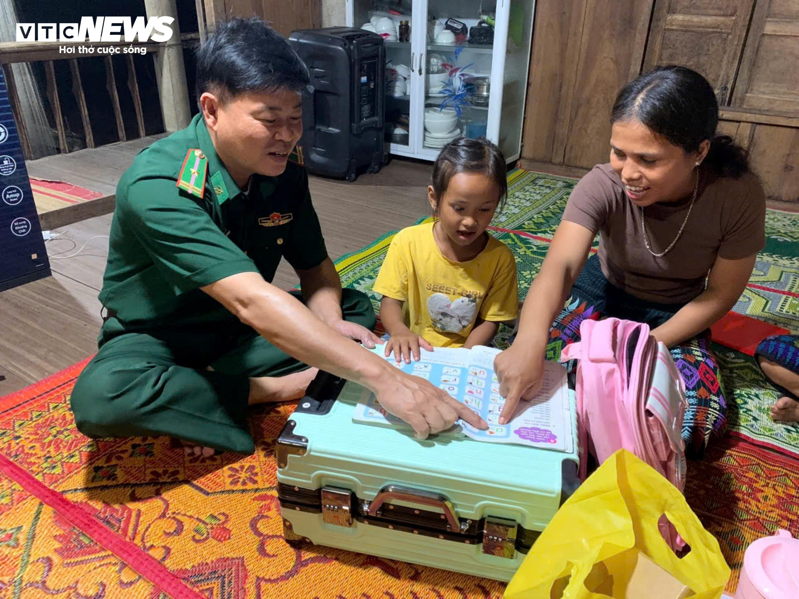 Lính biên phòng cõng học sinh vượt suối, băng rừng đến trường khai giảng - 9