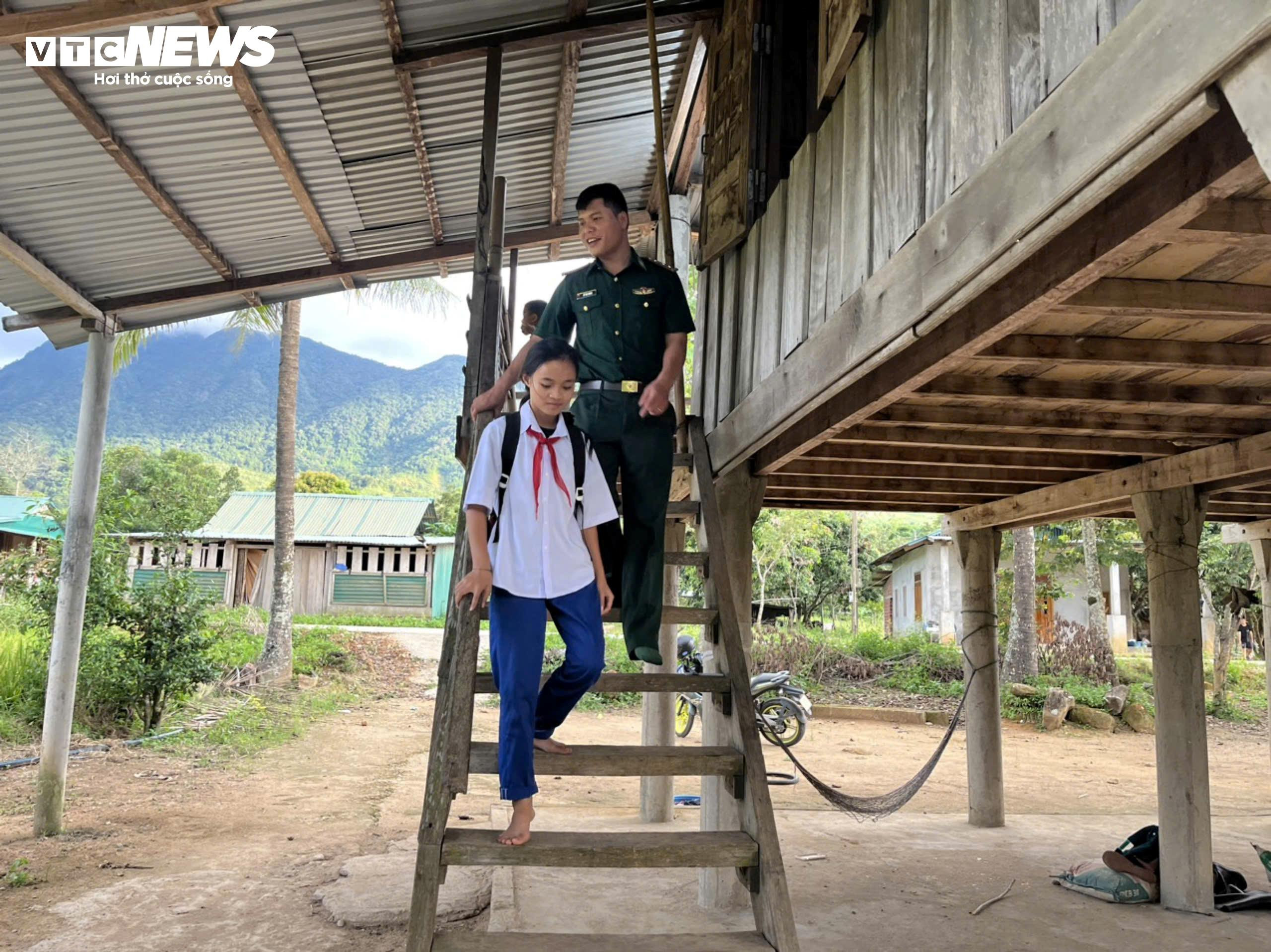 Lính biên phòng cõng học sinh vượt suối, băng rừng đến trường khai giảng - 8