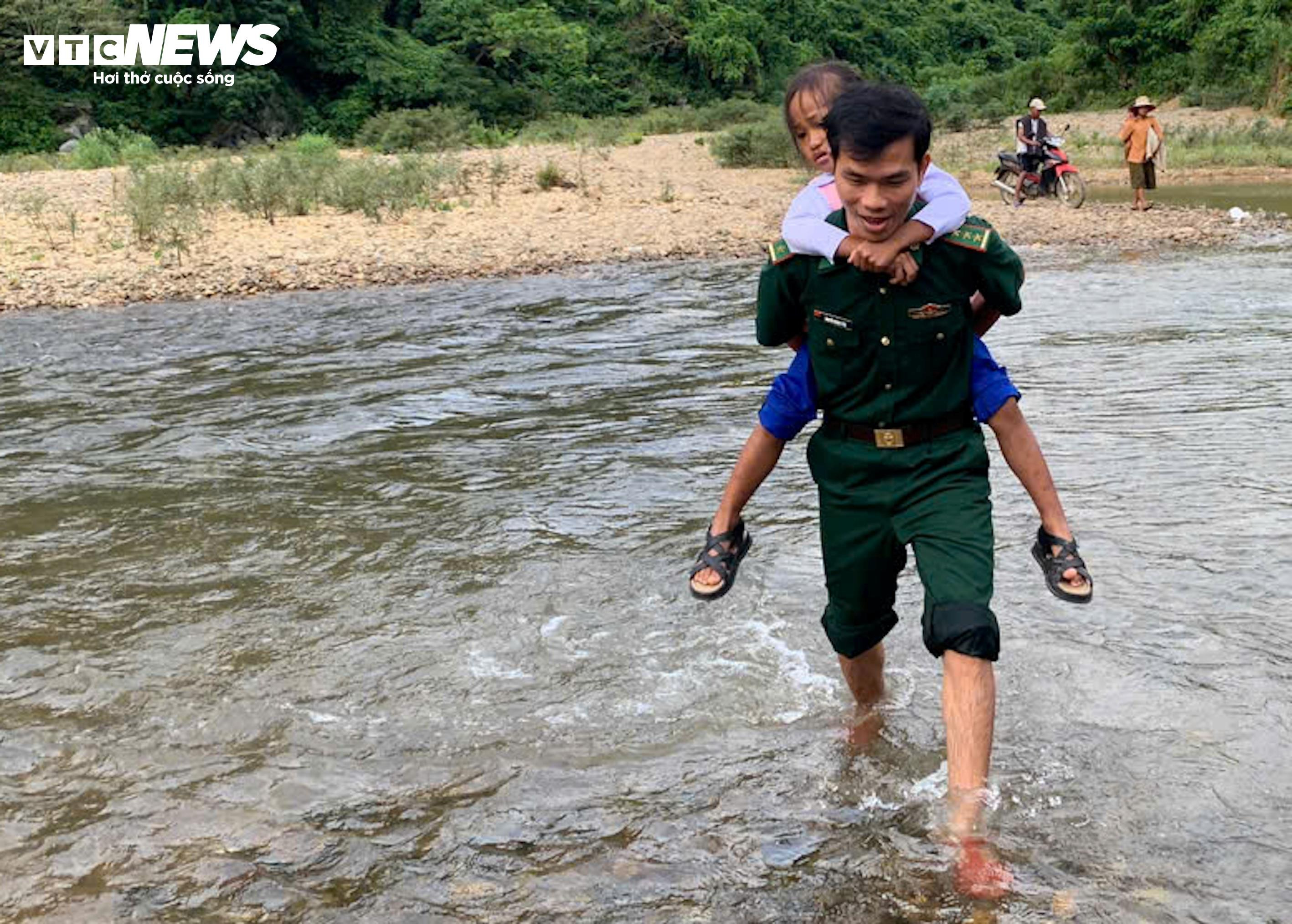 Lính biên phòng cõng học sinh vượt suối, băng rừng đến trường khai giảng - 7