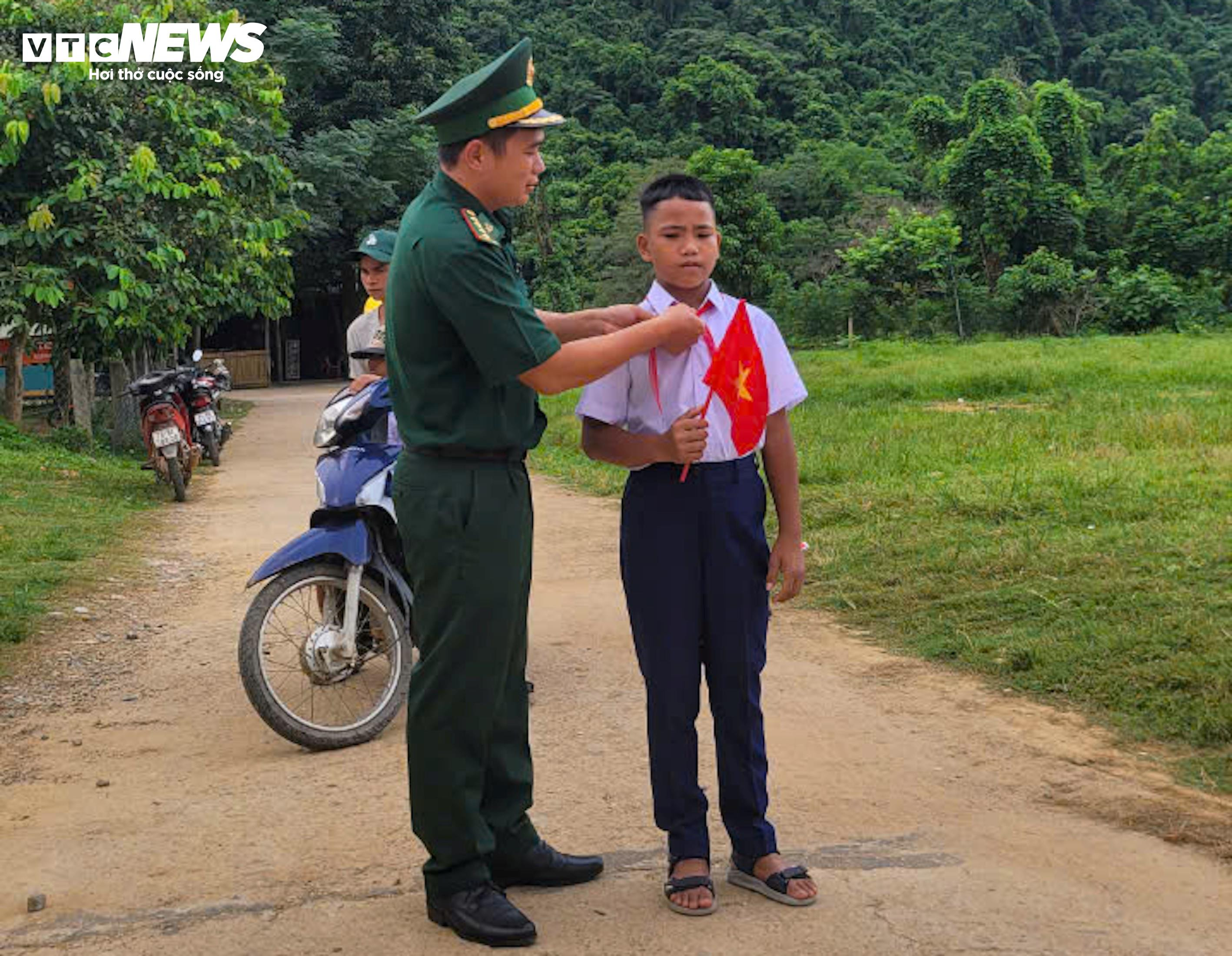 Lính biên phòng cõng học sinh vượt suối, băng rừng đến trường khai giảng - 3
