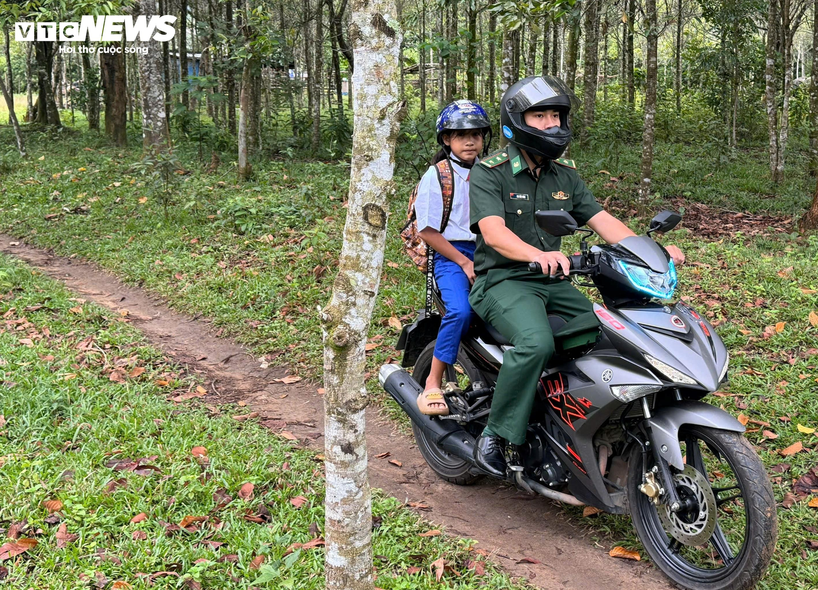 Lính biên phòng cõng học sinh vượt suối, băng rừng đến trường khai giảng - 6