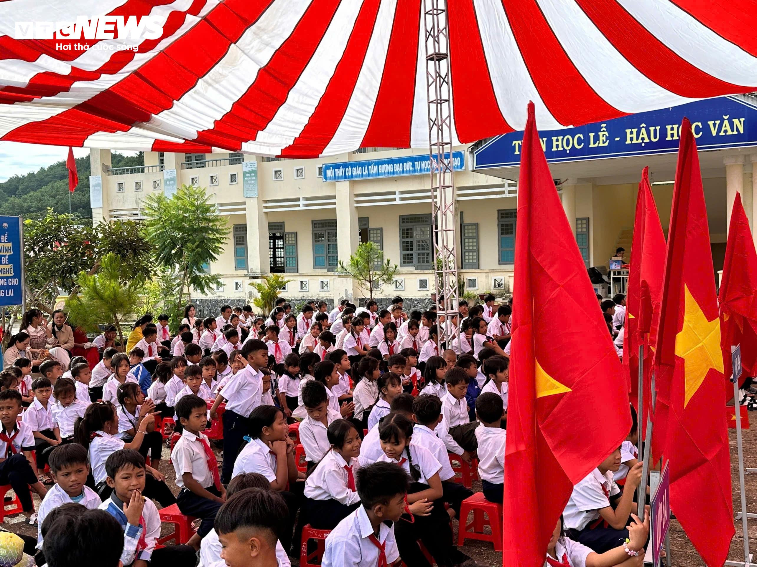 Hơn 23 triệu học sinh cả nước bước vào năm học mới 2024-2025 - 76