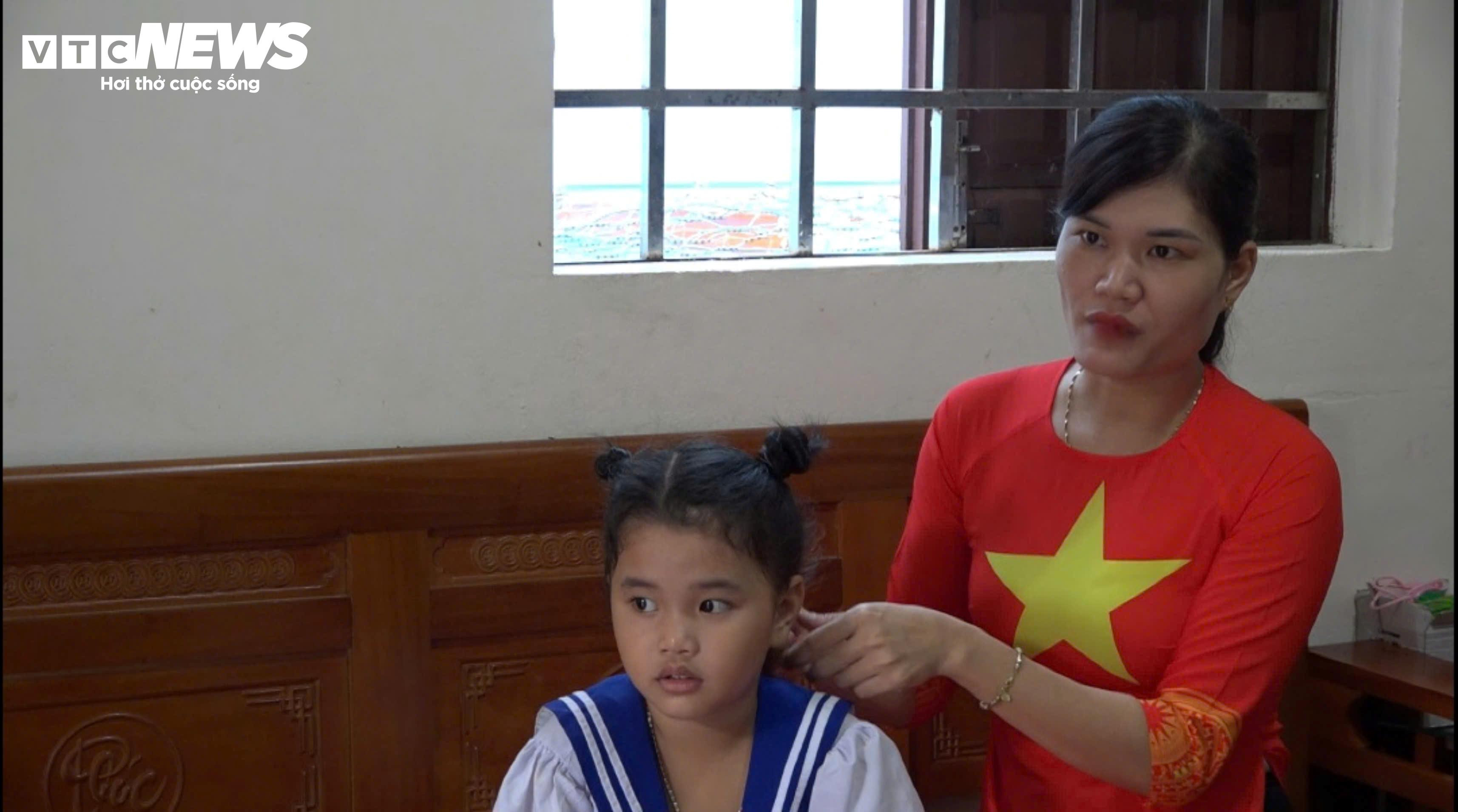 ‘Yêu Tổ quốc, yêu đồng bào’- nắn nót nét chữ chào năm học mới tại Trường Sa - 2