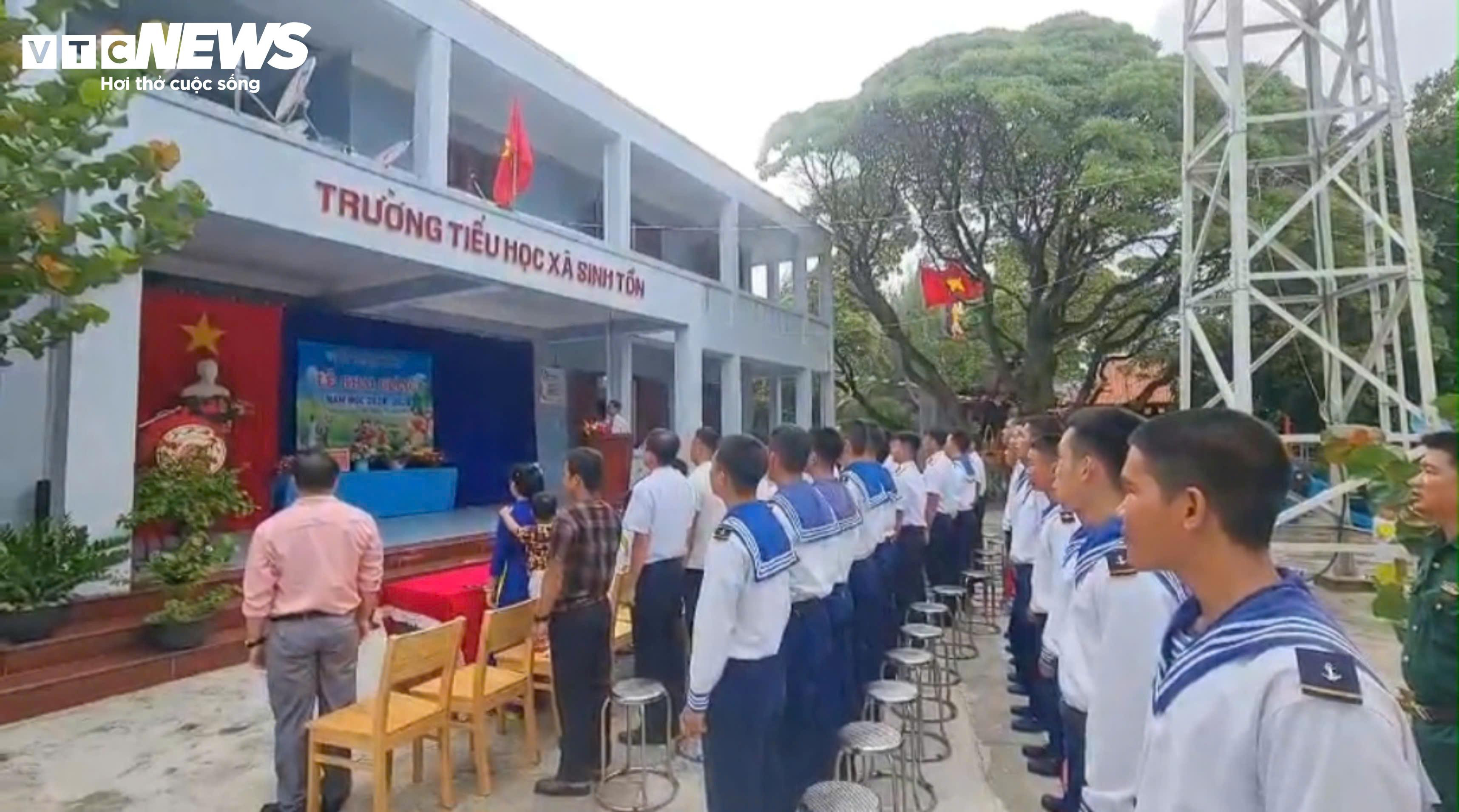 ‘Yêu Tổ quốc, yêu đồng bào’- nắn nót nét chữ chào năm học mới tại Trường Sa - 5