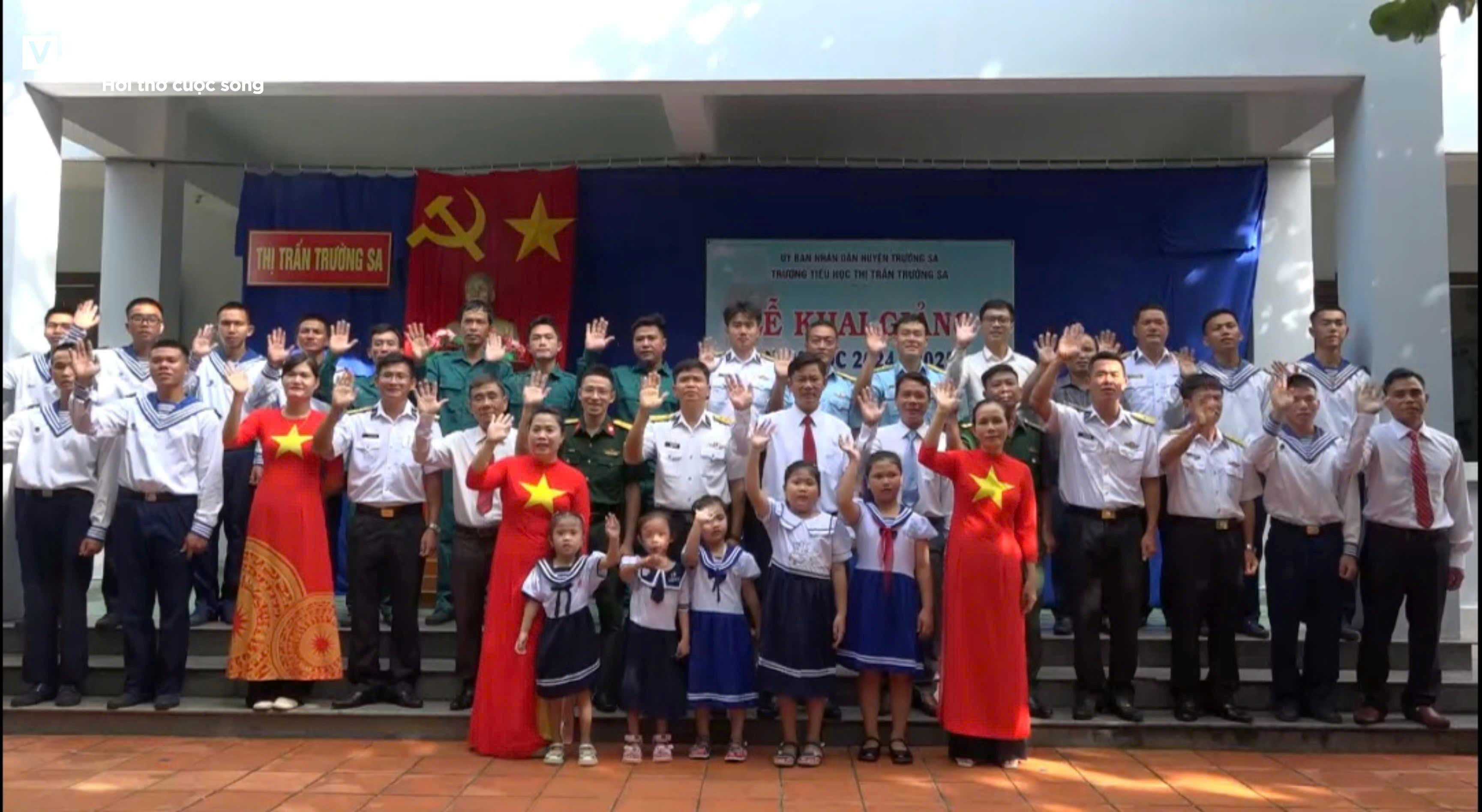 ‘Yêu Tổ quốc, yêu đồng bào’- nắn nót nét chữ chào năm học mới tại Trường Sa - 10