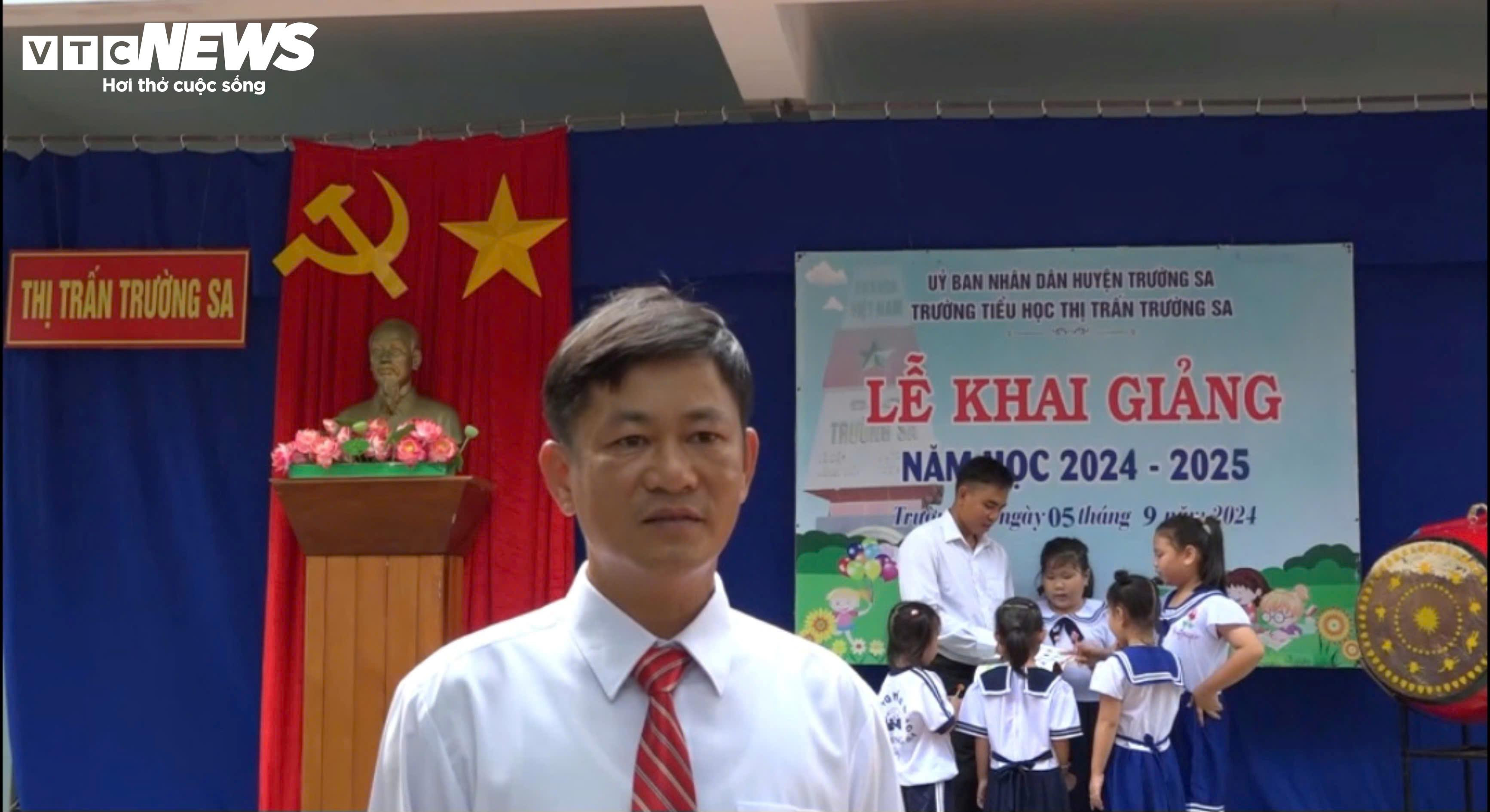 ‘Yêu Tổ quốc, yêu đồng bào’- nắn nót nét chữ chào năm học mới tại Trường Sa - 9