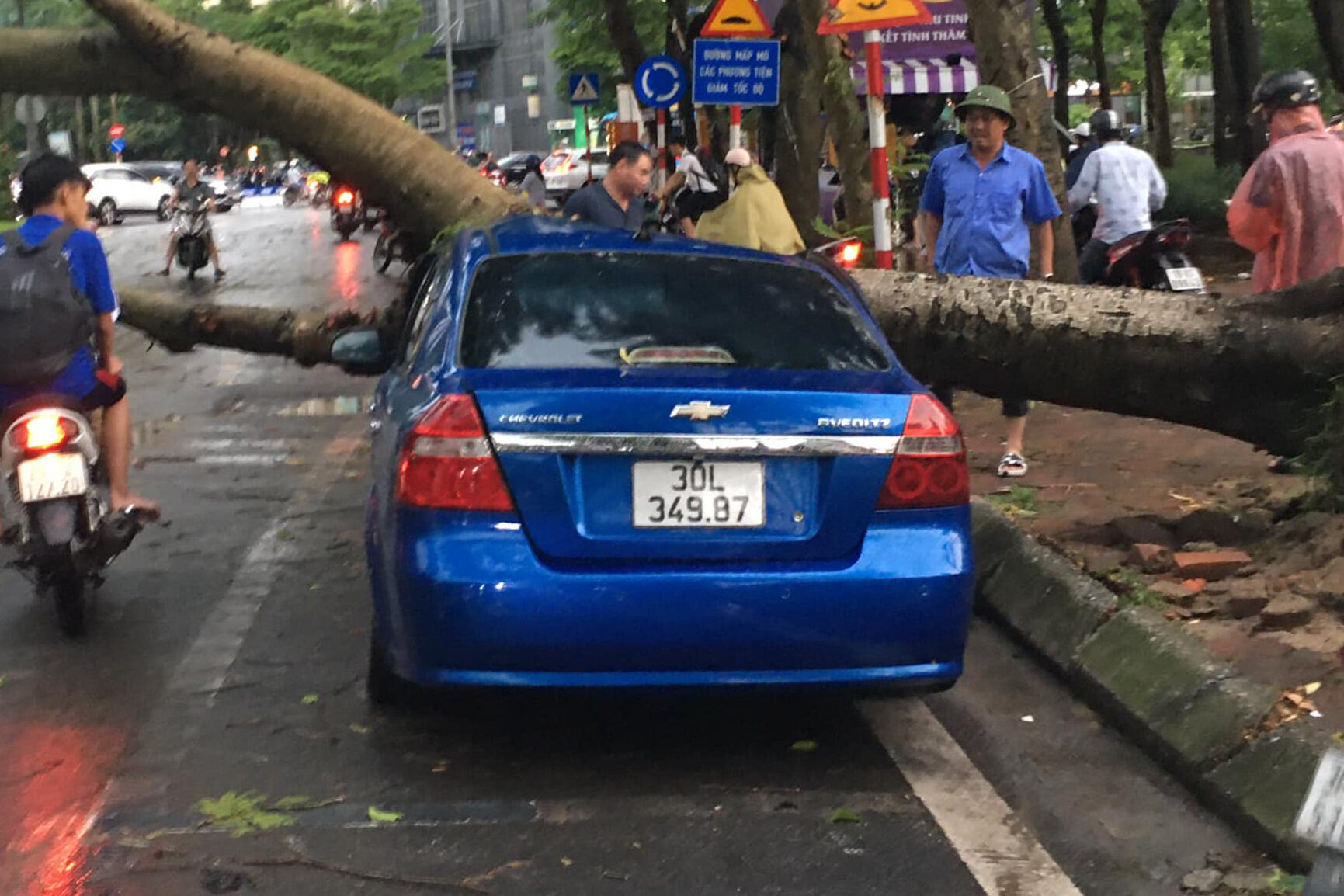 Hà Nội: Ảnh hưởng siêu bão Yagi, cây đổ khiến nhà sập, ô tô bẹp dúm trên đường - 12