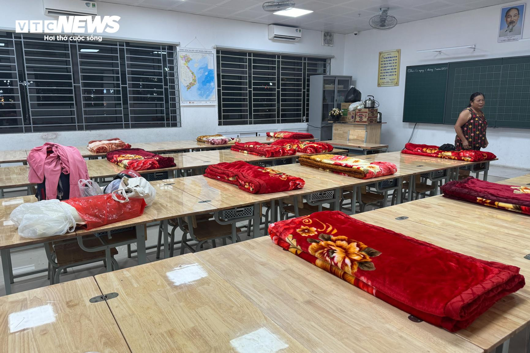 Hà Nội di dời 48 hộ dân ngay trong đêm tránh siêu bão Yagi - 8