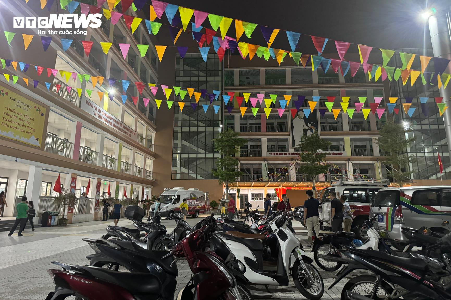 Hà Nội di dời 48 hộ dân ngay trong đêm tránh siêu bão Yagi - 7