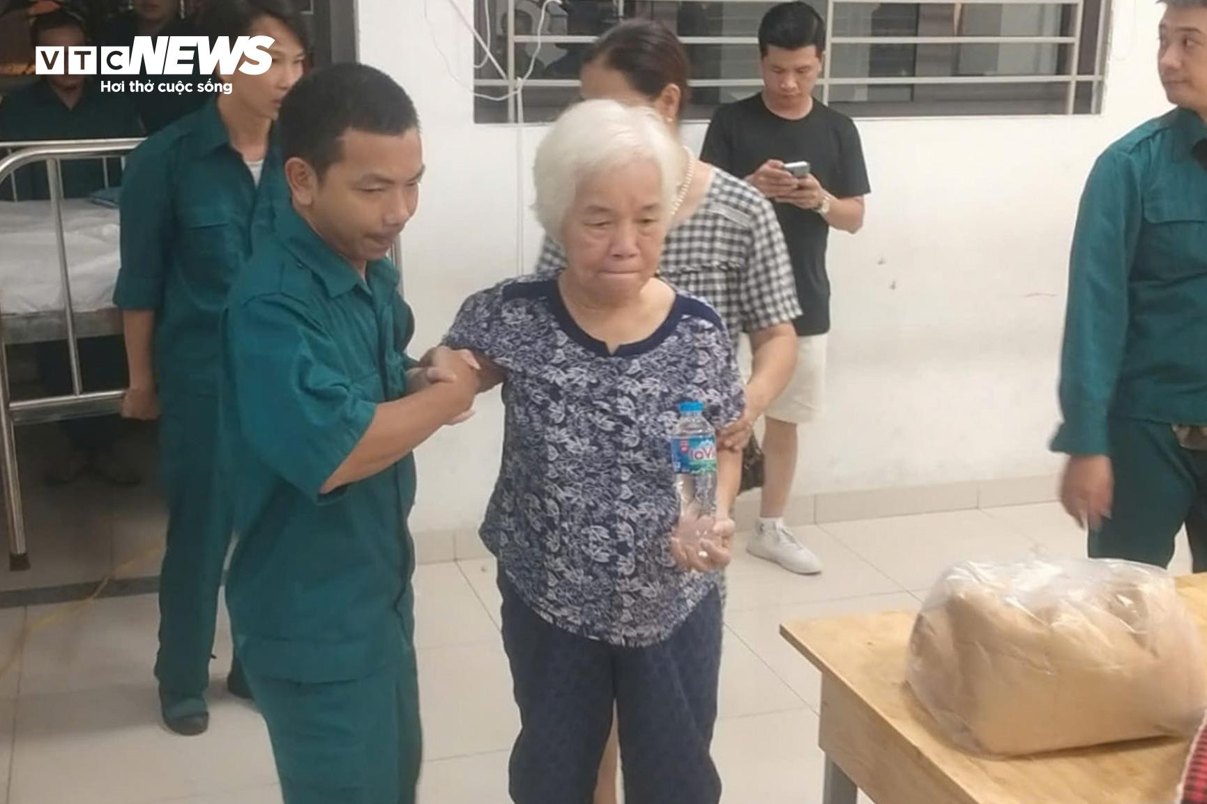 Hà Nội di dời 48 hộ dân ngay trong đêm tránh siêu bão Yagi - 11