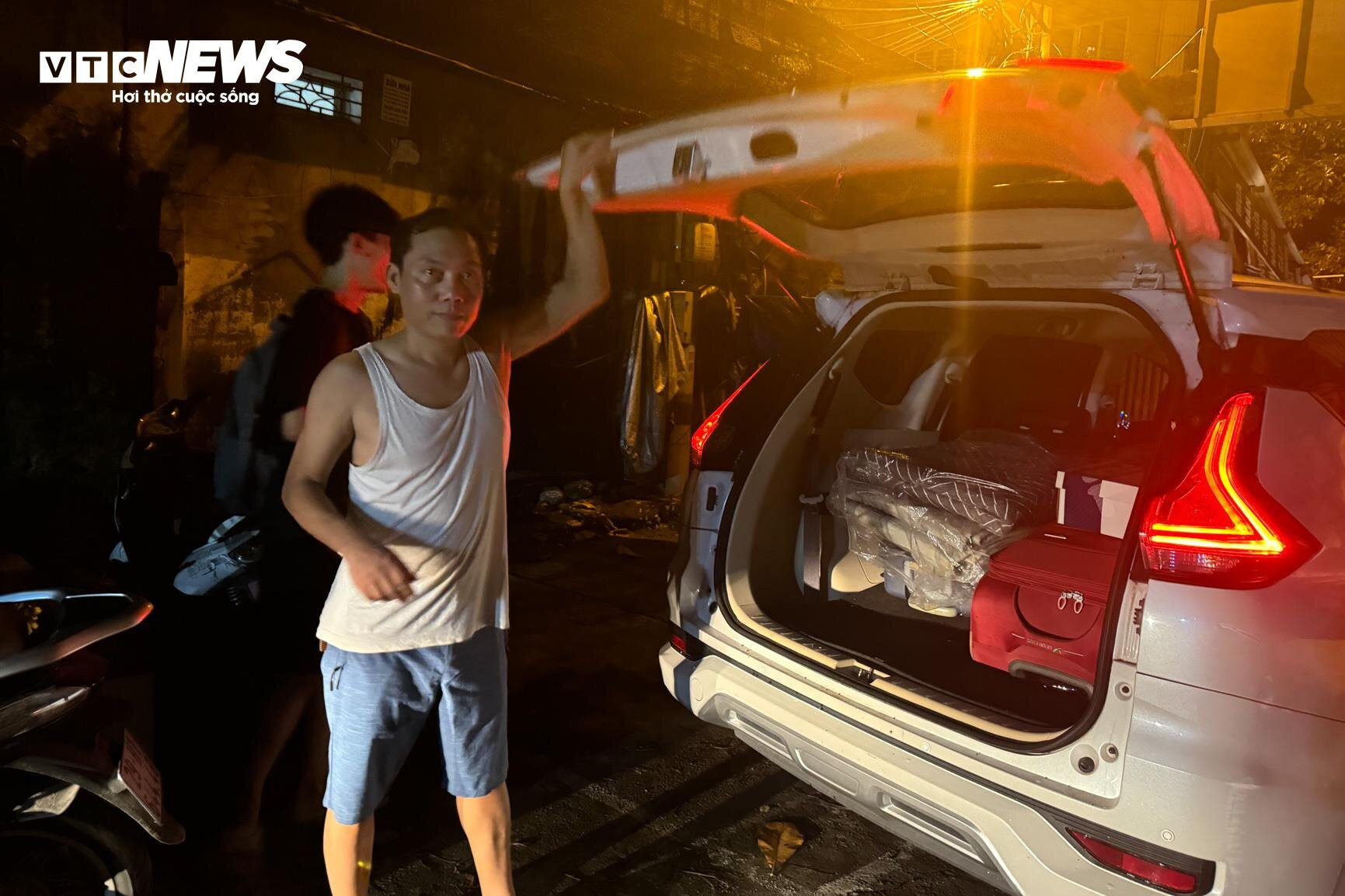 Hà Nội di dời 48 hộ dân ngay trong đêm tránh siêu bão Yagi - 3