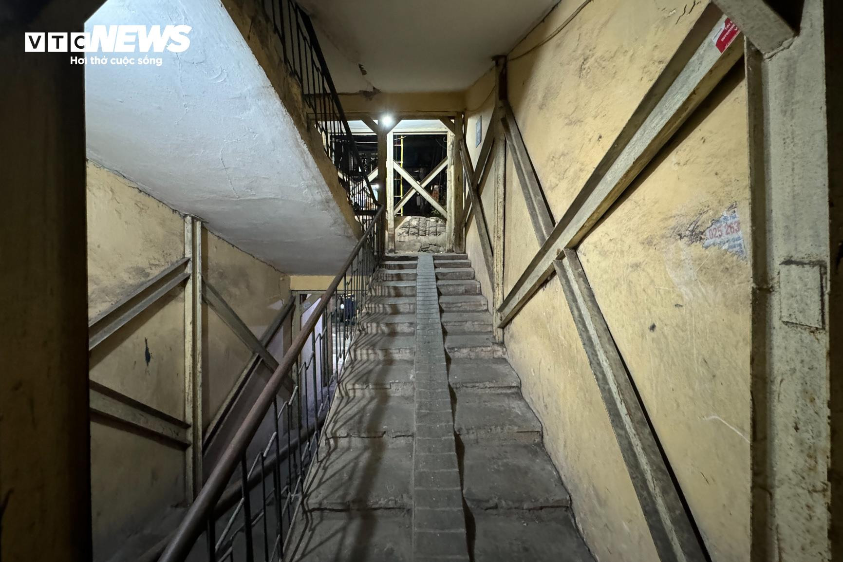 Hà Nội di dời 48 hộ dân ngay trong đêm tránh siêu bão Yagi - 13