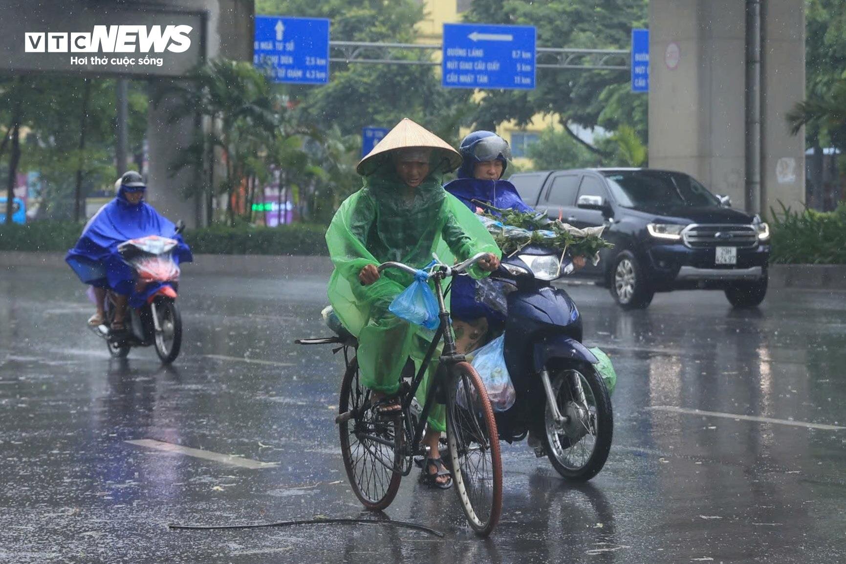 “Nghe đài, báo nói đây là trận bão lịch sử nhưng do công việc nên tôi vẫn phải ra đường