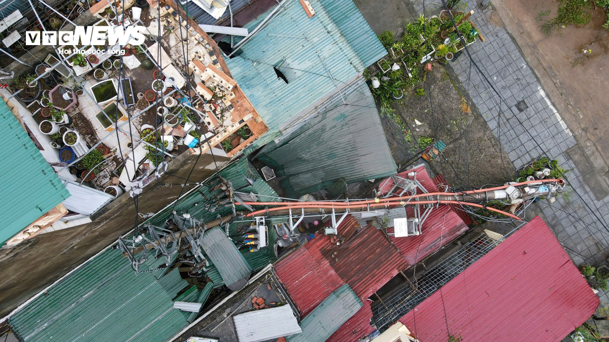 Gia đình ở TP Cẩm Phả thoát chết trong gang tấc khi cột điện đè giữa nhà - 16