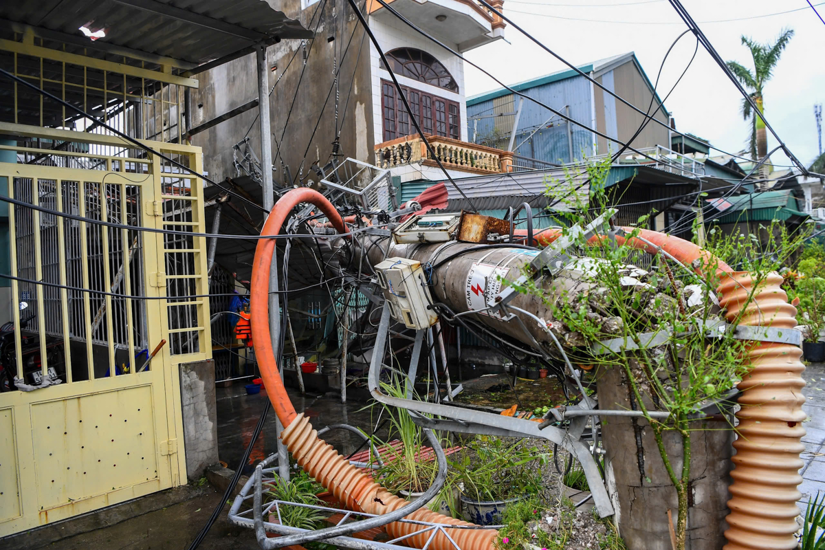 Gia đình ở TP Cẩm Phả thoát chết trong gang tấc khi cột điện đè giữa nhà - 15