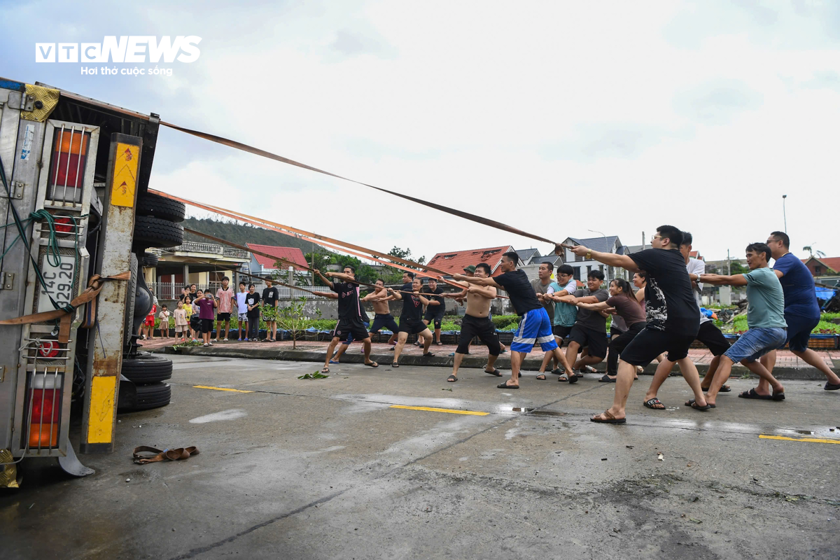 Gia đình ở TP Cẩm Phả thoát chết trong gang tấc khi cột điện đè giữa nhà - 18