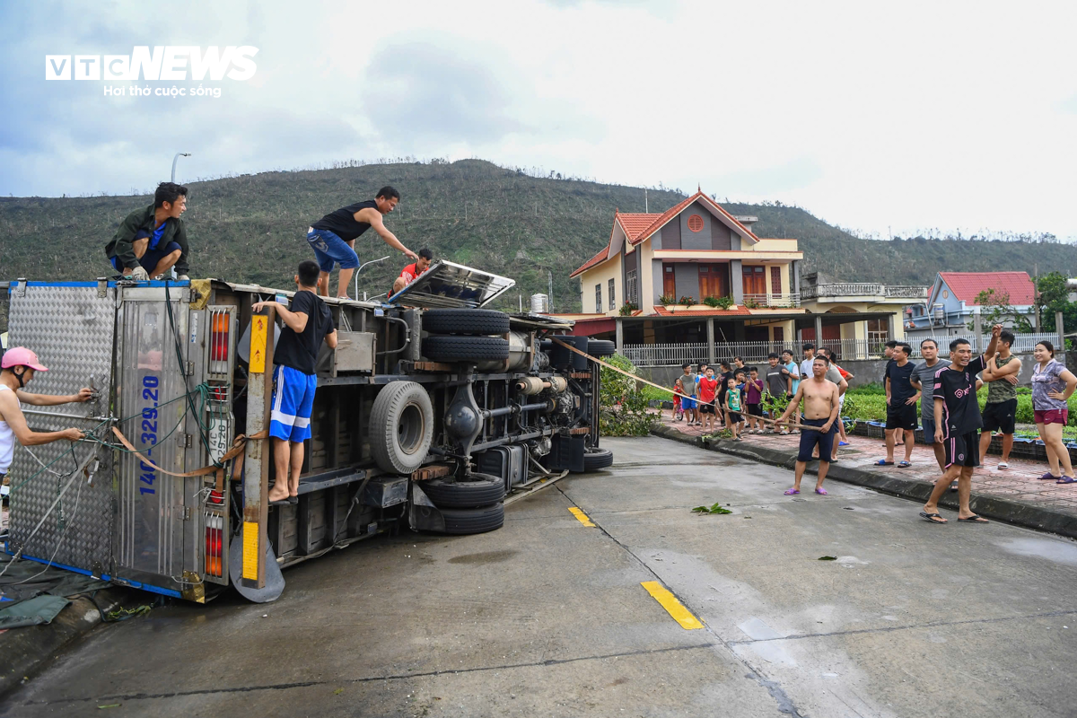 Gia đình ở TP Cẩm Phả thoát chết trong gang tấc khi cột điện đè giữa nhà - 17