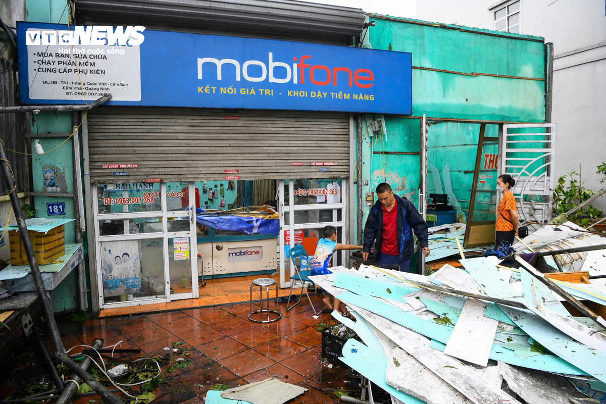 Gia đình ở TP Cẩm Phả thoát chết trong gang tấc khi cột điện đè giữa nhà - 3