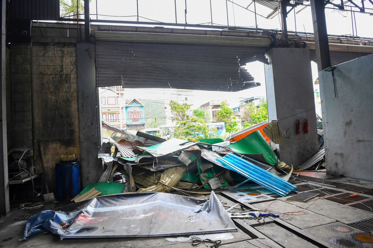 Gia đình ở TP Cẩm Phả thoát chết trong gang tấc khi cột điện đè giữa nhà - 10