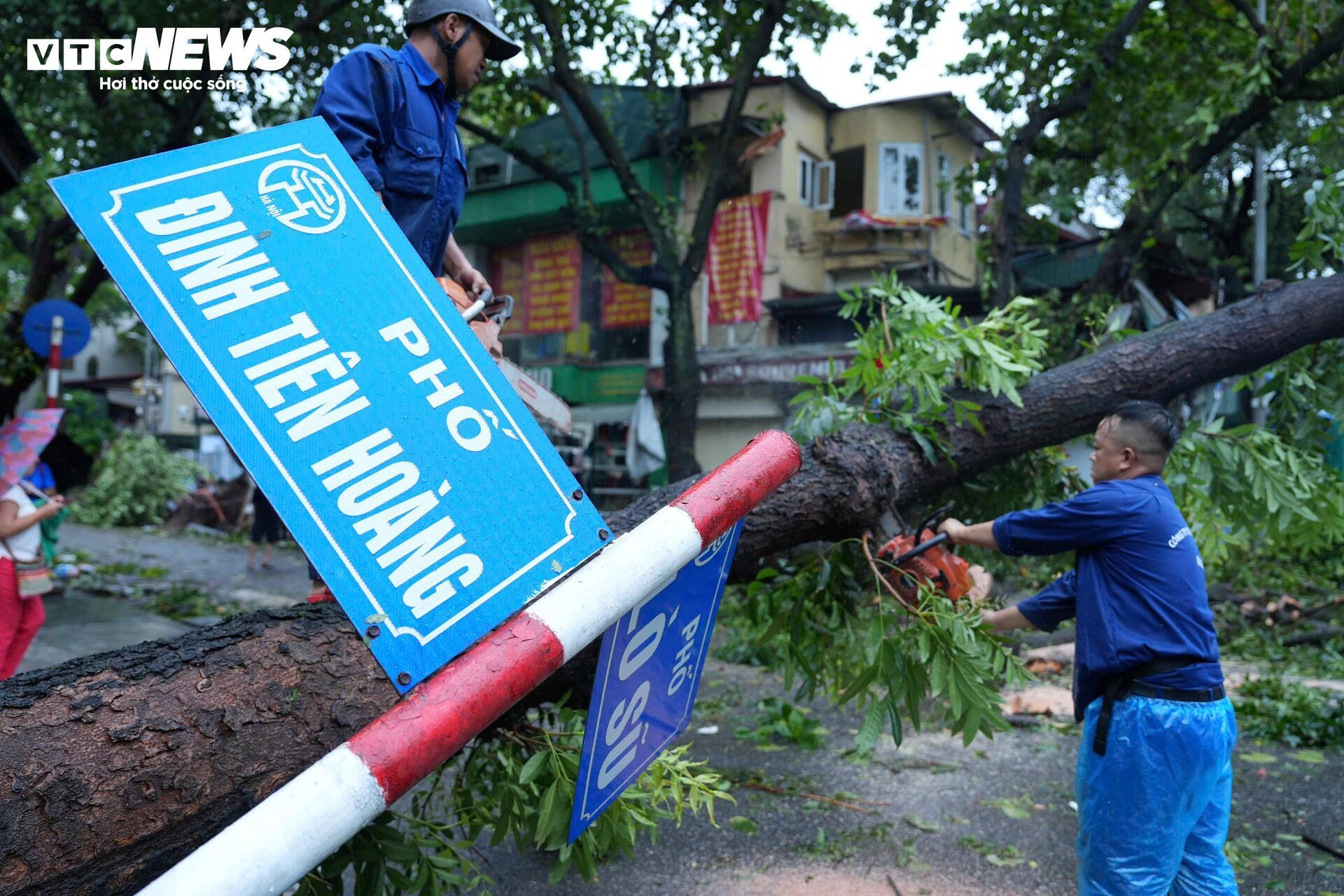 Phố phường Hà Nội tan hoang sau một đêm bão Yagi càn quét - 18