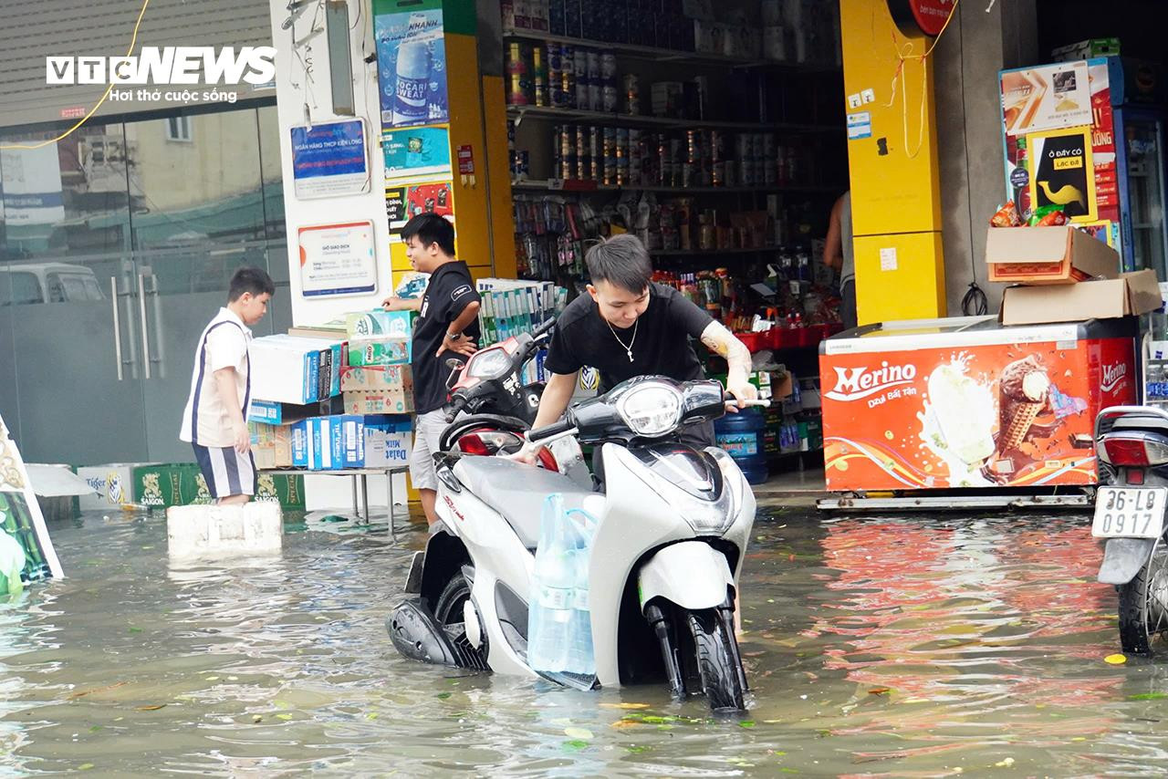 Cây đổ la liệt, đường phố Hải Phòng ngập sâu sau bão Yagi - 6