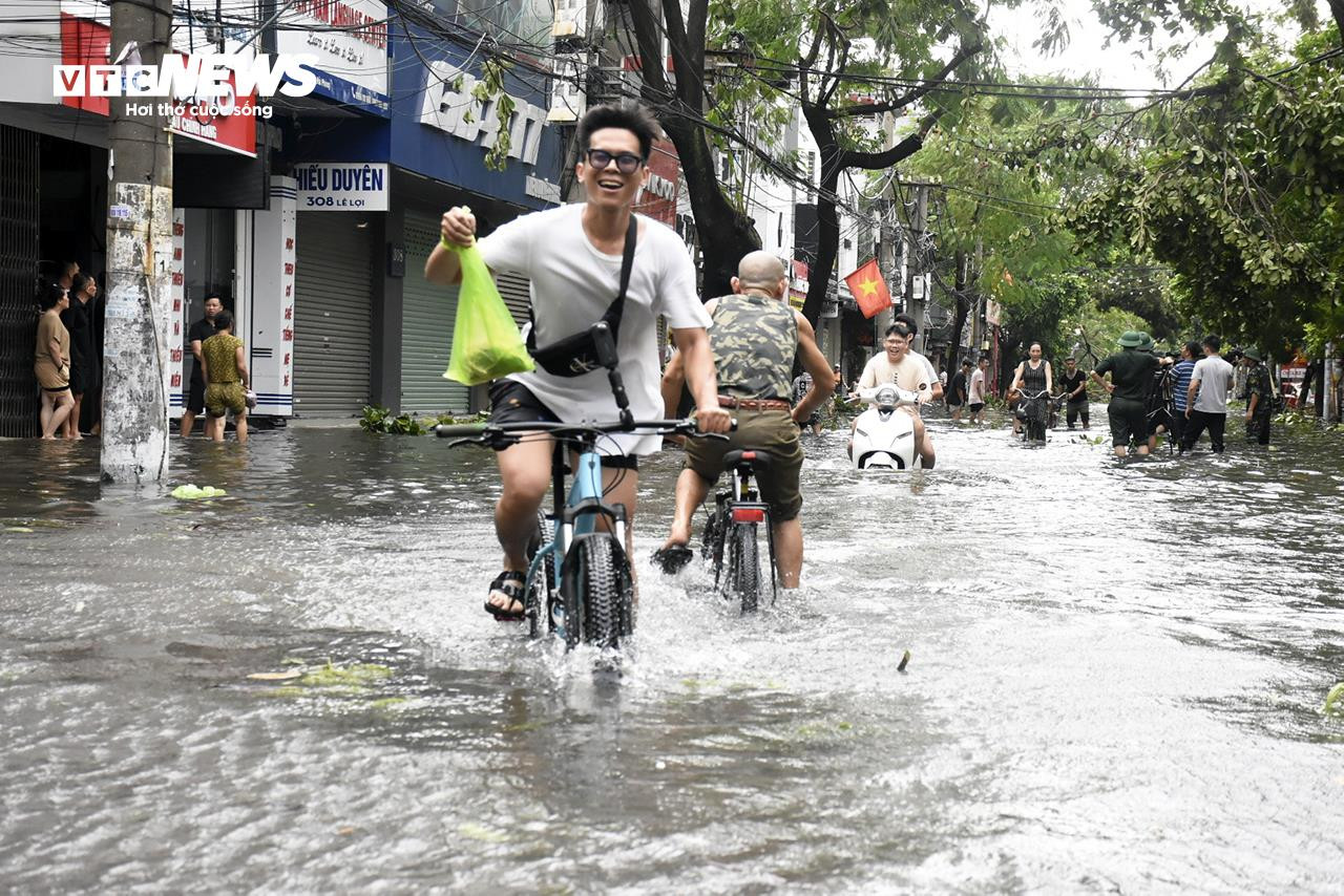 Cây đổ la liệt, đường phố Hải Phòng ngập sâu sau bão Yagi - 9