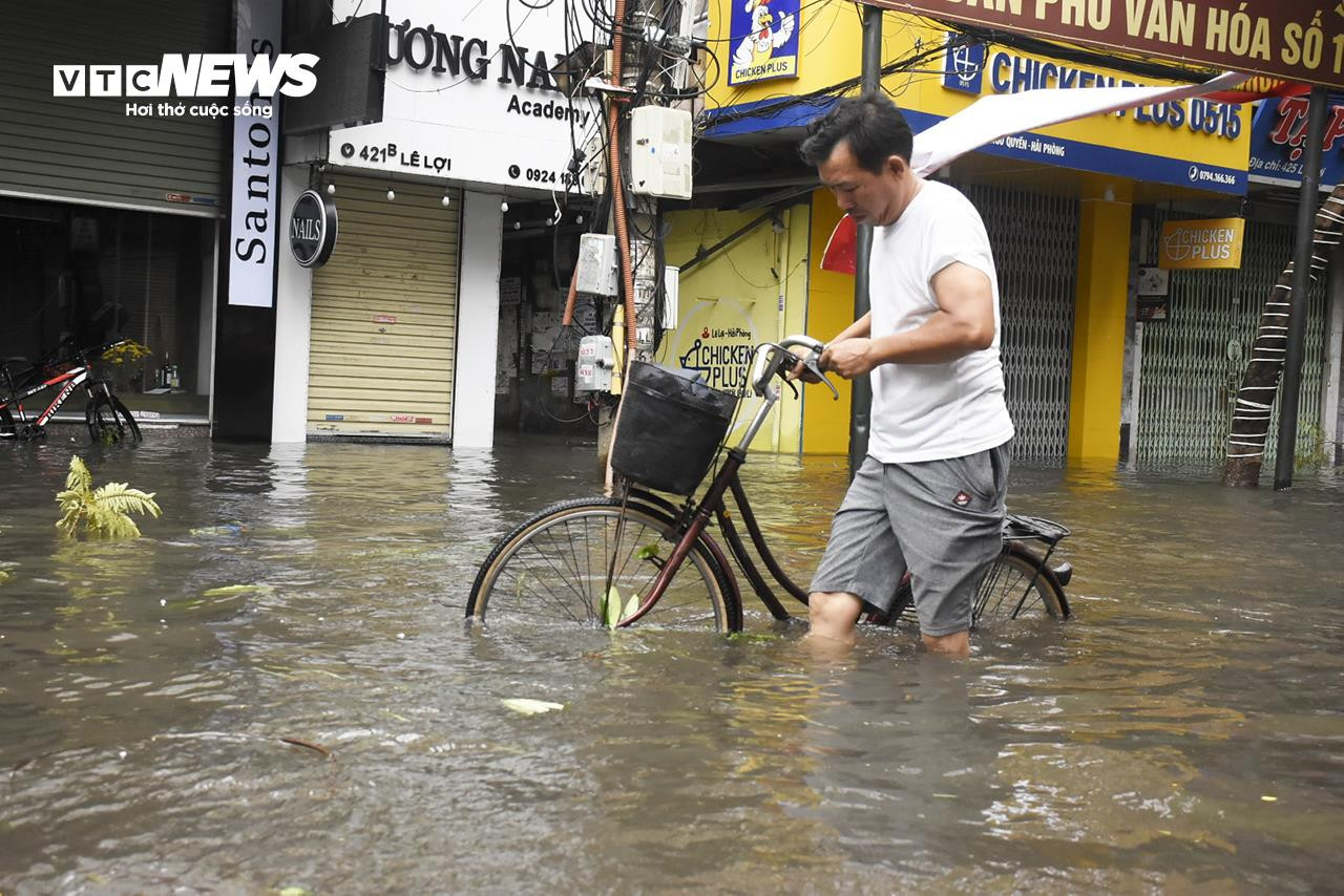 Cây đổ la liệt, đường phố Hải Phòng ngập sâu sau bão Yagi - 10