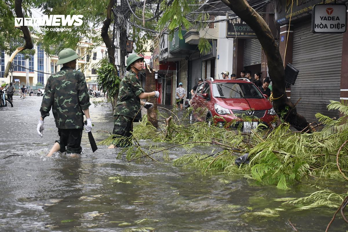 Cây đổ la liệt, đường phố Hải Phòng ngập sâu sau bão Yagi - 11