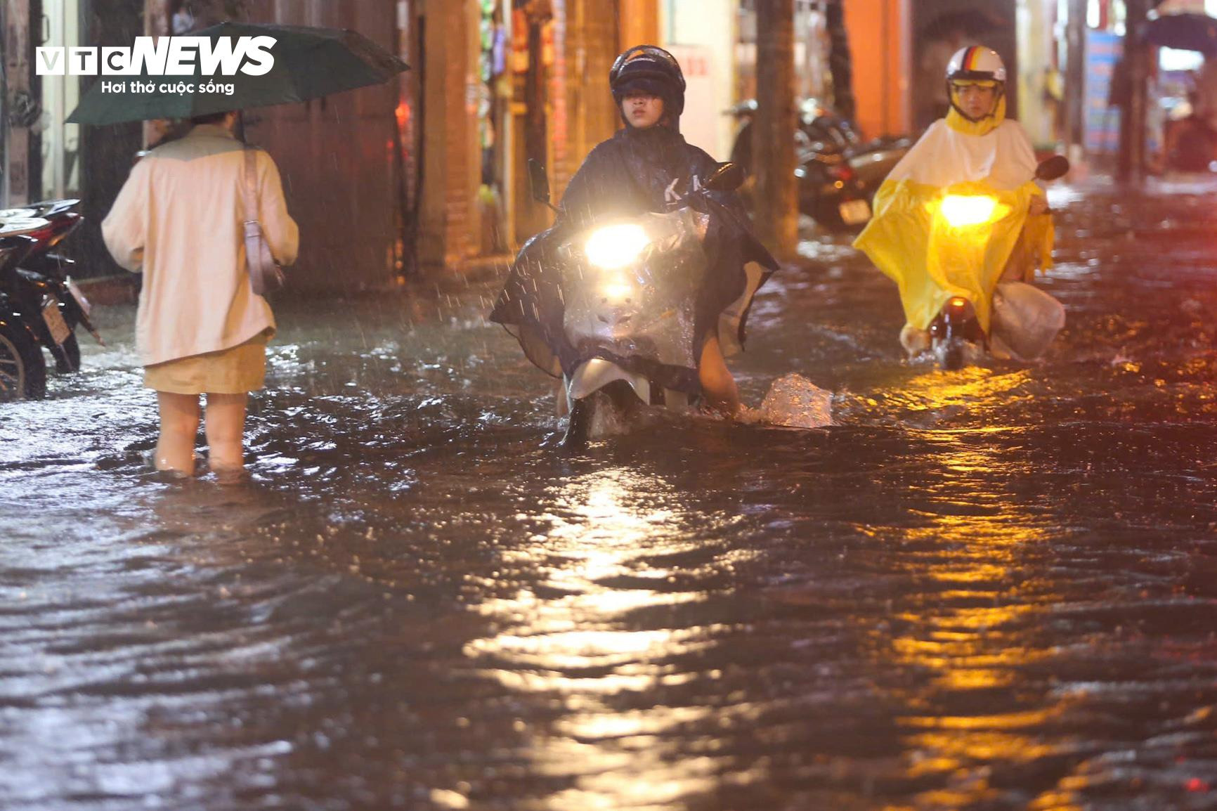 Dân Hà Nội mò đường trong bóng tối, dắt xe qua đoạn đường ngập gần 1m - 10