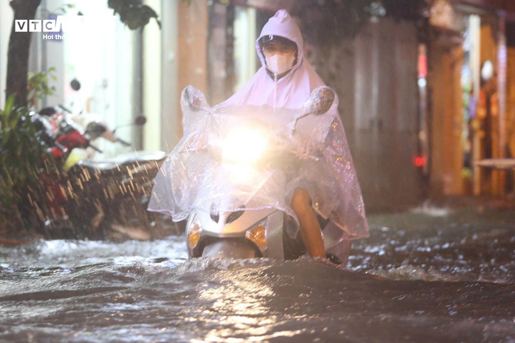 Dân Hà Nội mò đường trong bóng tối, dắt xe qua đoạn đường ngập gần 1m - 11