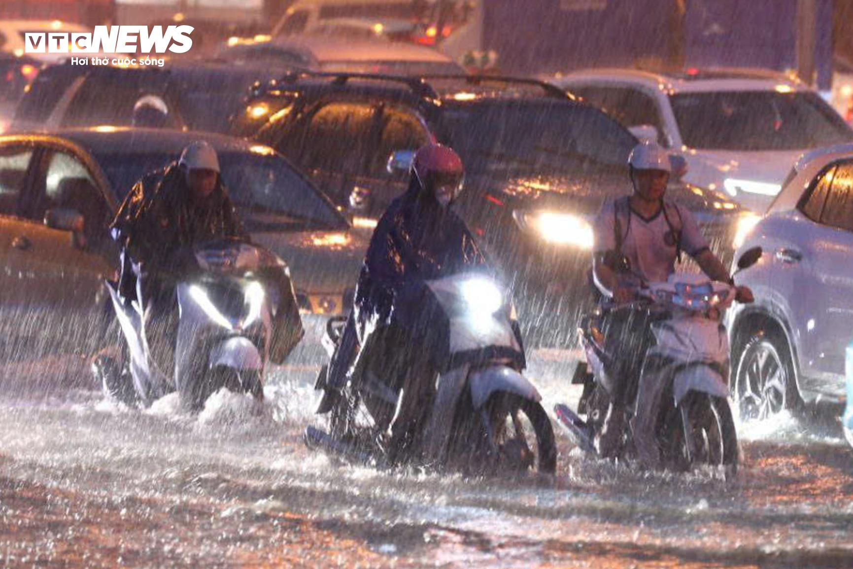 Mưa lớn giờ tan tầm, dân Hà Nội bì bõm lội nước, tắc đường vài km - 8