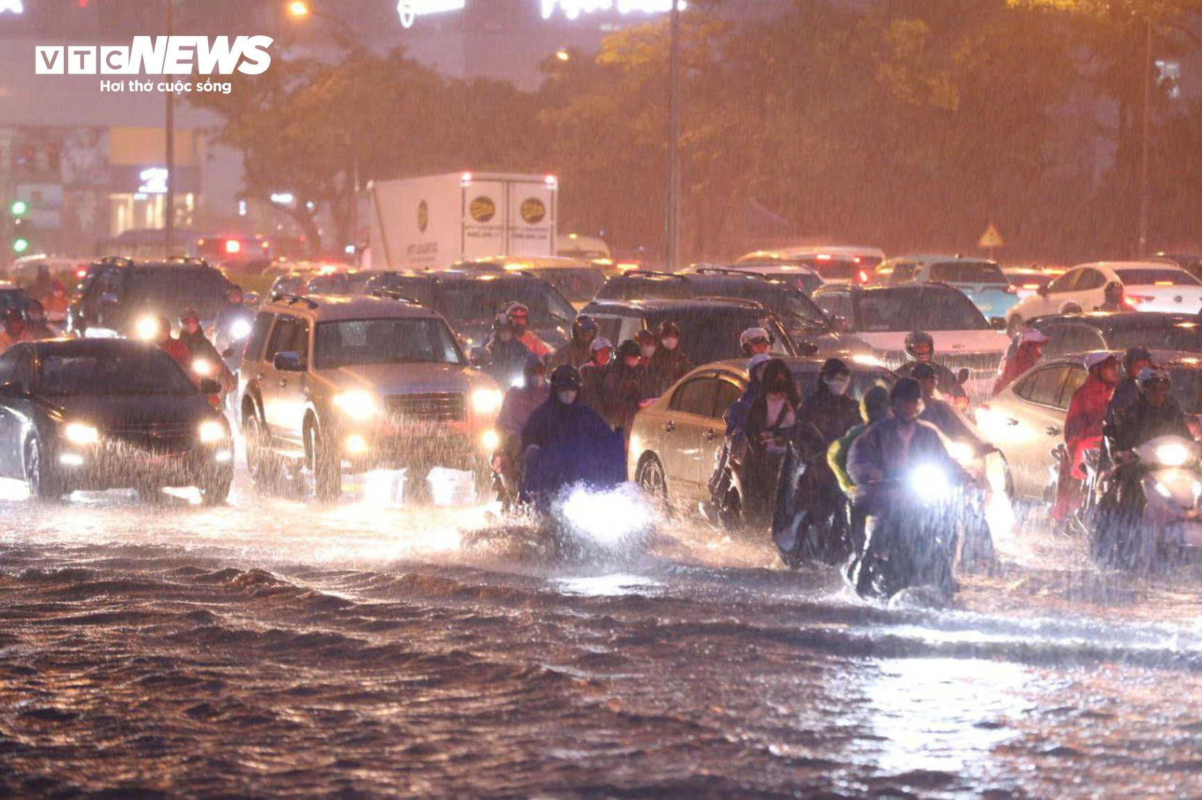 Mưa lớn giờ tan tầm, dân Hà Nội bì bõm lội nước, tắc đường vài km - 7