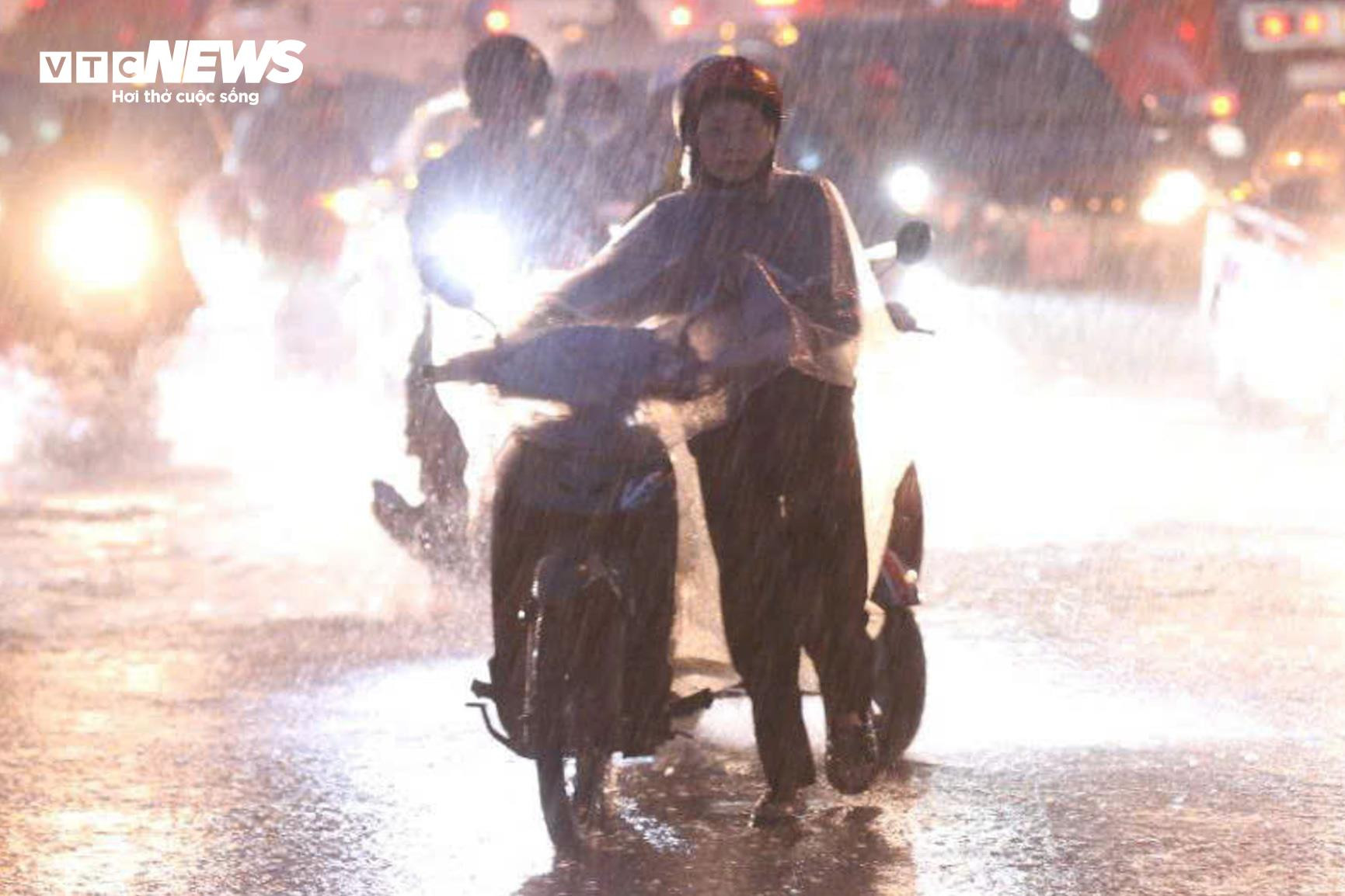 Mưa lớn giờ tan tầm, dân Hà Nội bì bõm lội nước, tắc đường vài km - 11